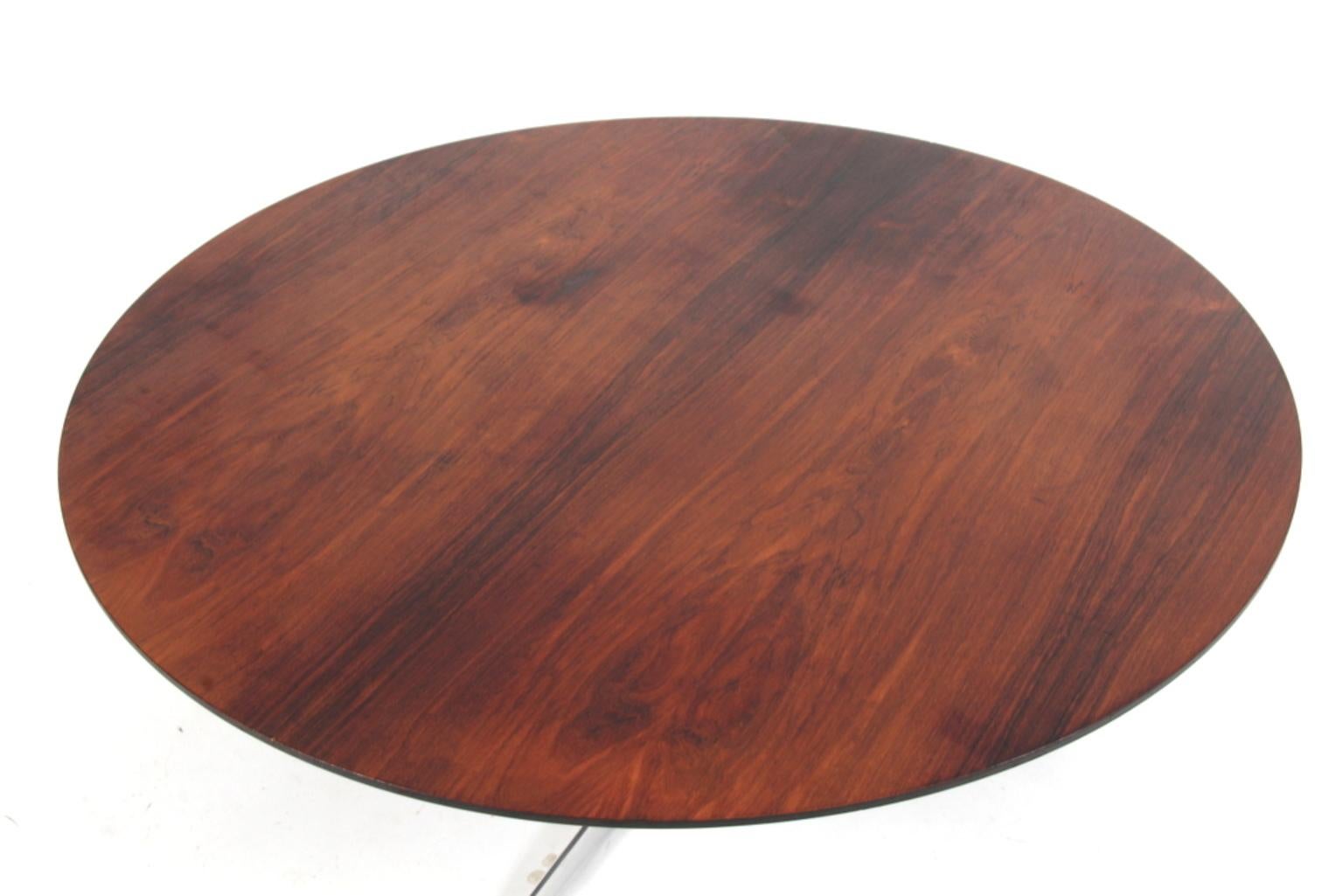 Arne Jacobsen round coffee table with plate of veneered rosewood.

Three star profilated foot of aluminium.

Model 3513, made by Fritz Hansen in the 1960s.