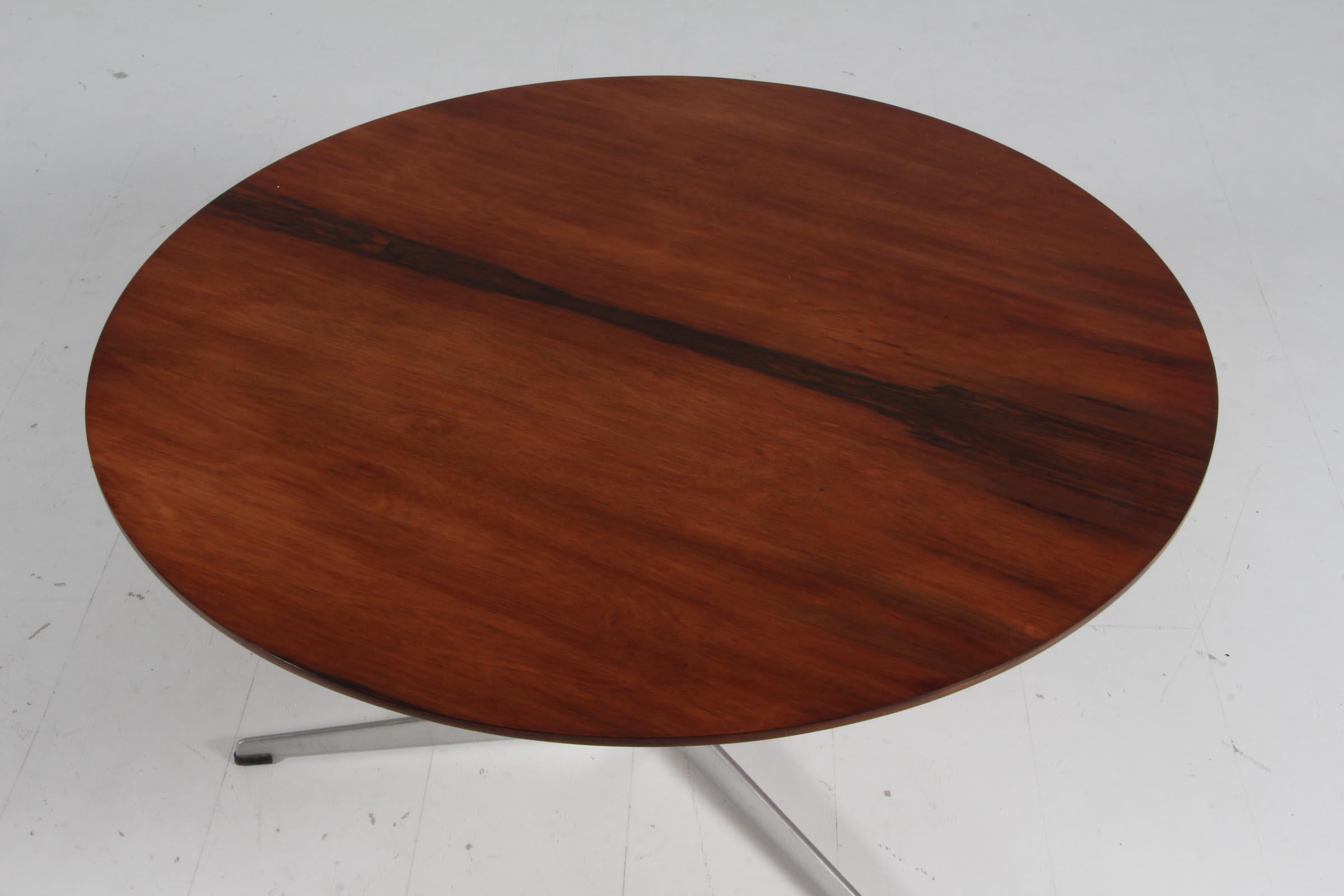 Arne Jacobsen round coffee table with plate of veneered rosewood.

Three star profilated foot of aluminium.

Model 3513, made by Fritz Hansen in the 1960s.