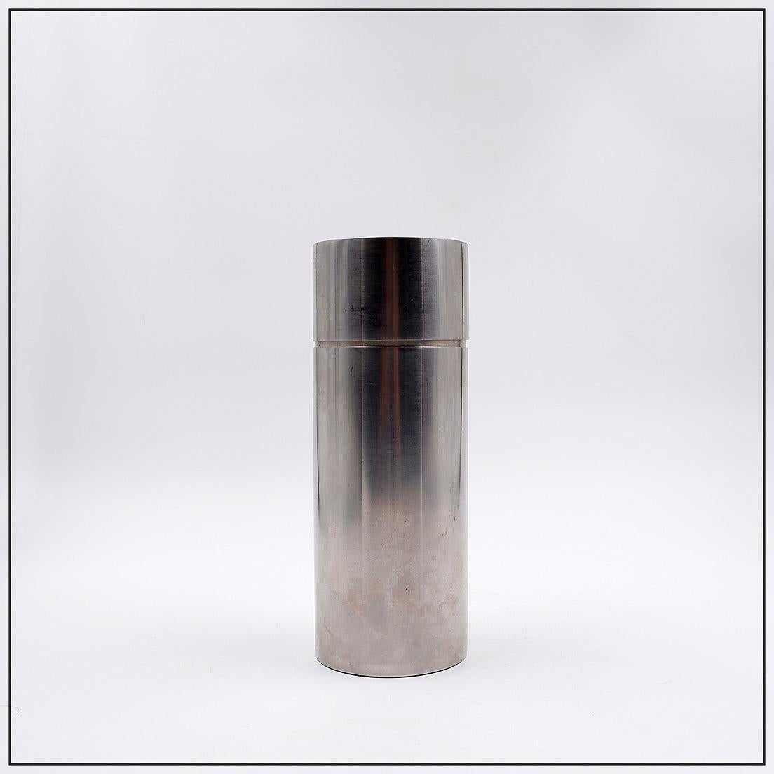 Arne Jacobsen Cylinda Cocktail Shaker 1960s
Mid-Century Danish - Cocktail shaker - Bar
Measures : Ø 8.5cm H : 23cm 
Material : Brushed stainless steel
Manufacturer:
Stelton A/S, Copenhagen, Denmark