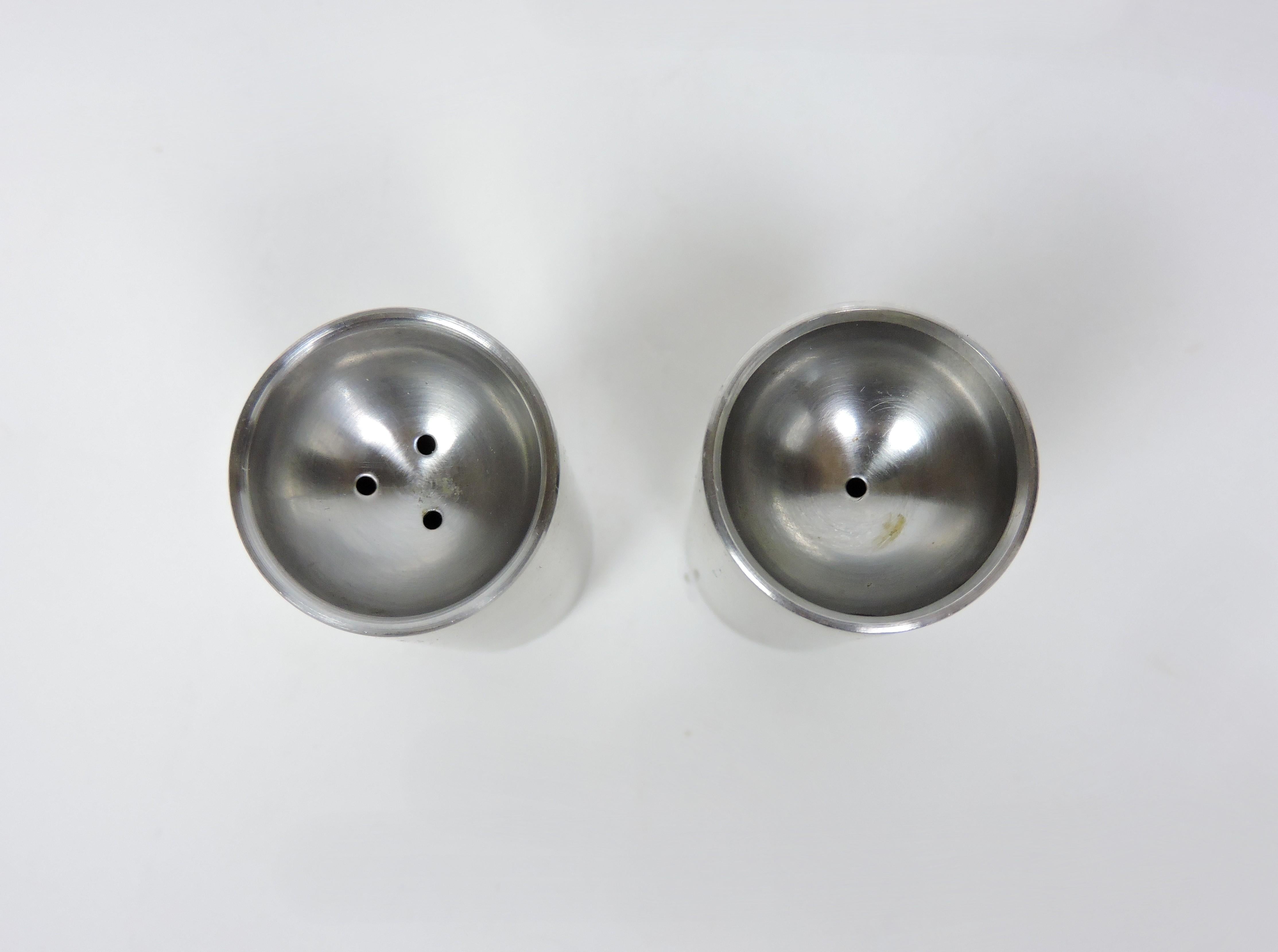Bellissime saliere e pepiere della linea Cylinda disegnate nel 1967 da Arne Jacobsen e prodotte in Danimarca da Stelton. Realizzato in acciaio inossidabile spazzolato 18/8 di alta qualità, ha un design senza tempo che non passerà mai di moda. 

Dal