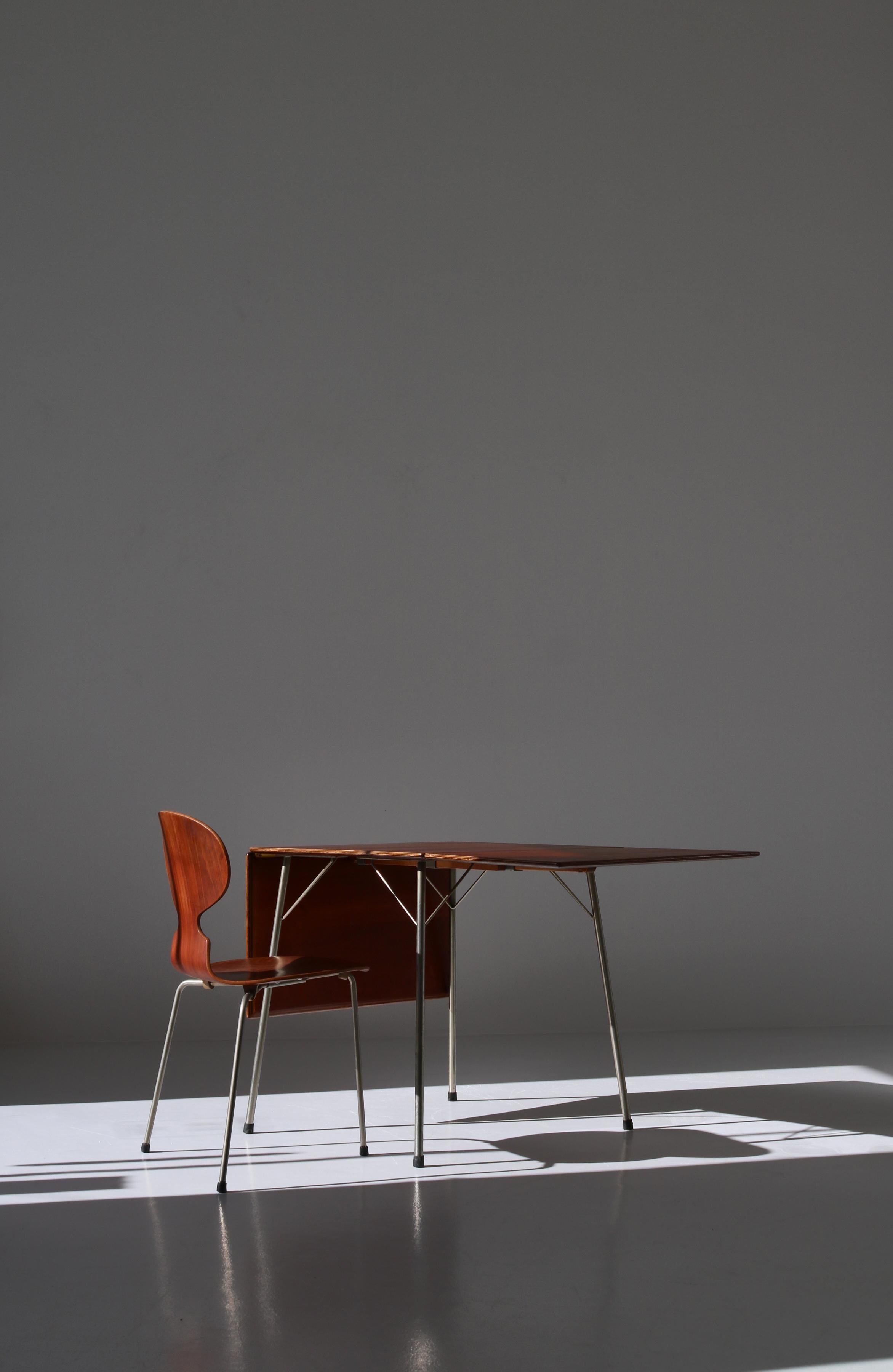 Wonderful small drop-leaf table in teak plywood and steel. Danish designer Arne Jacobsen’s masterpiece 