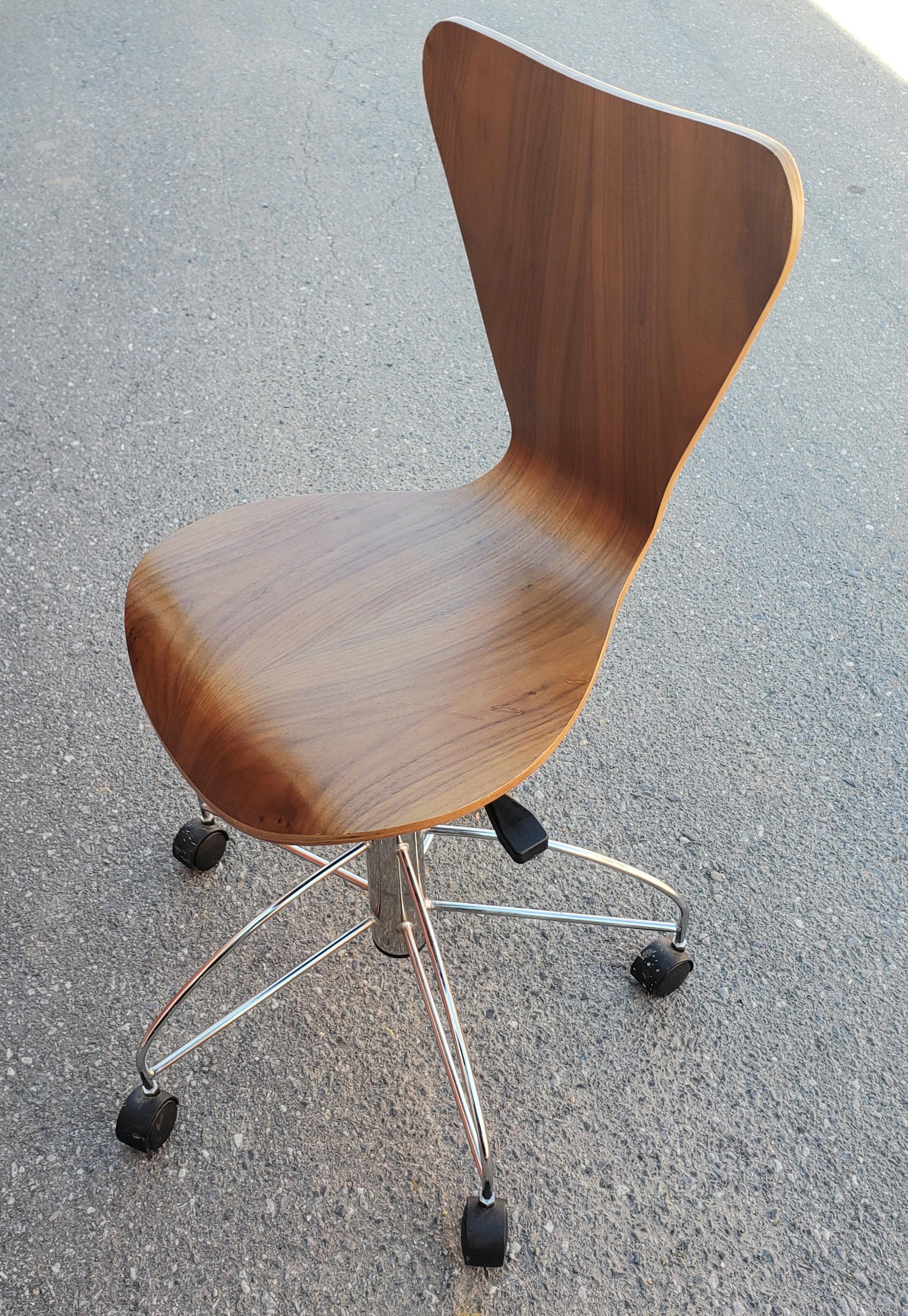 An Arne Jacobsen designed Danish teak adjustable height swivel desk chair. Seat height is adjustable from 17