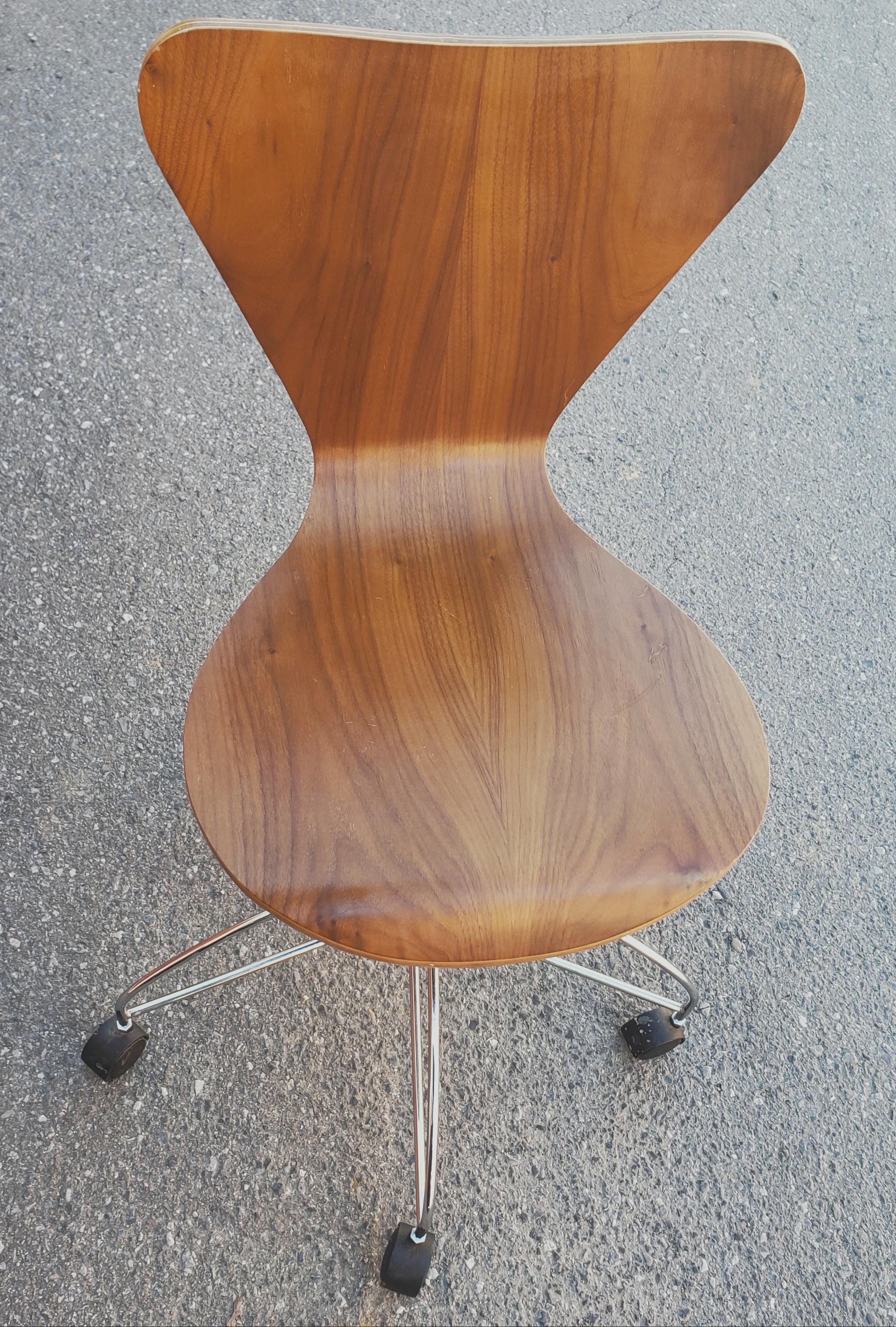 Arne Jacobsen Dänisches Teakholz Höhenverstellbarer Schreibtisch-Drehstuhl (Metallarbeit) im Angebot