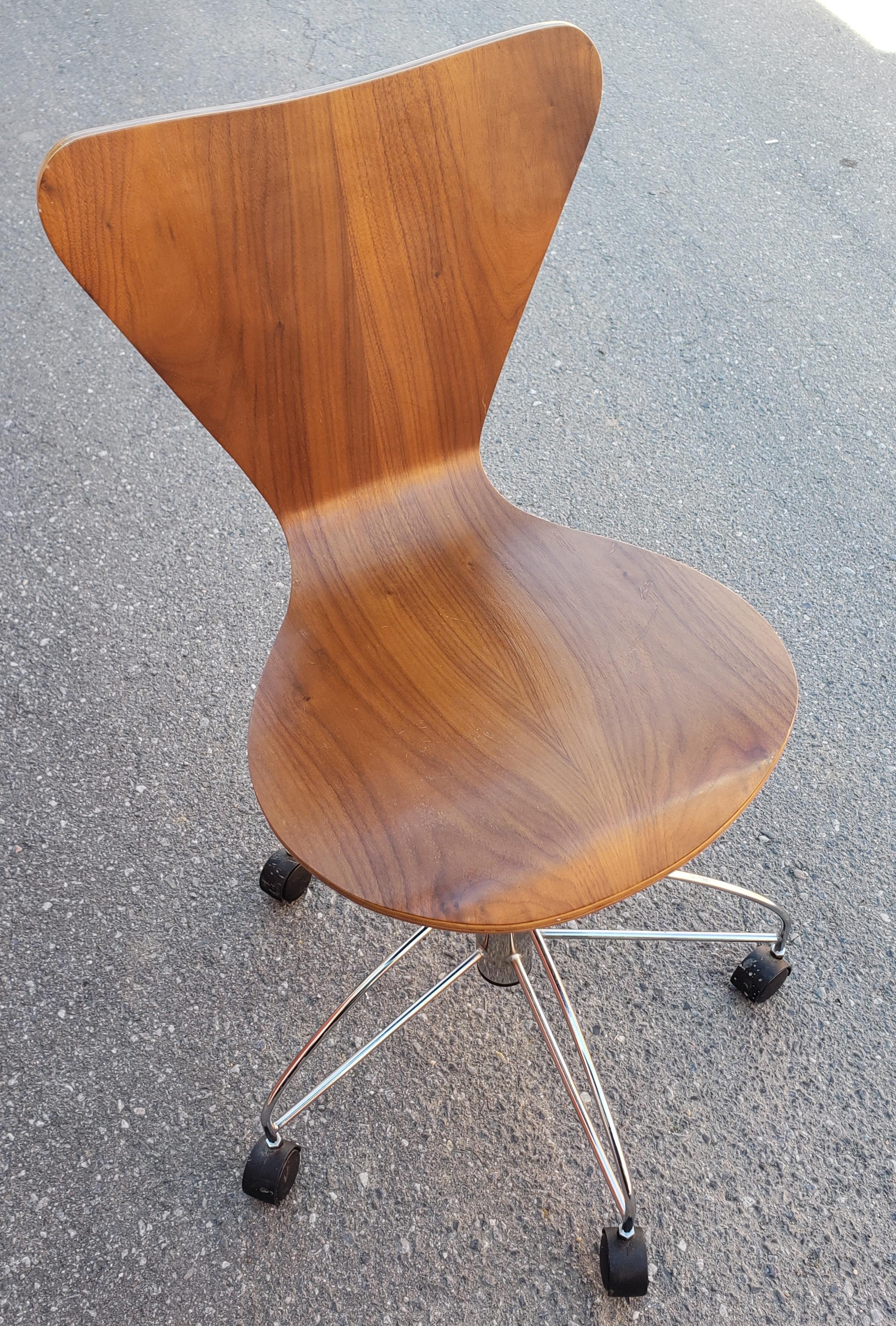 Arne Jacobsen Danish Teak Adjustable Height Swivel Desk Chair In Good Condition For Sale In Germantown, MD