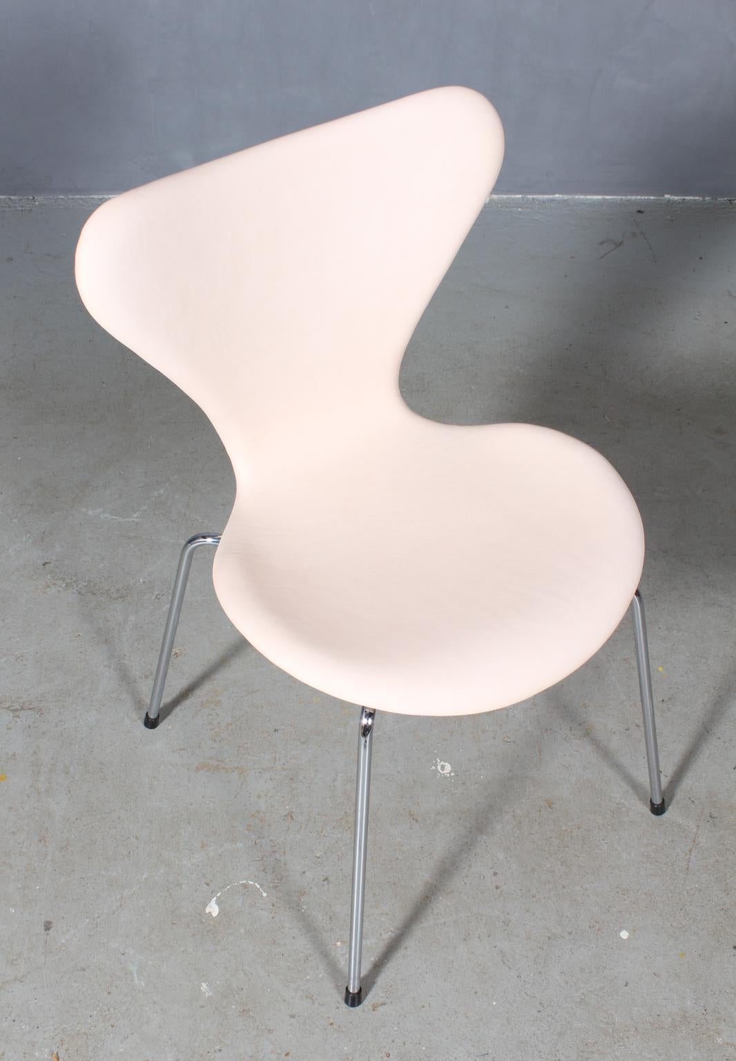 Arne Jacobsen dining chair new upholstered with nature leather.

Base of chrome steel tube.

Model 3107 Syveren, made by Fritz Hansen.