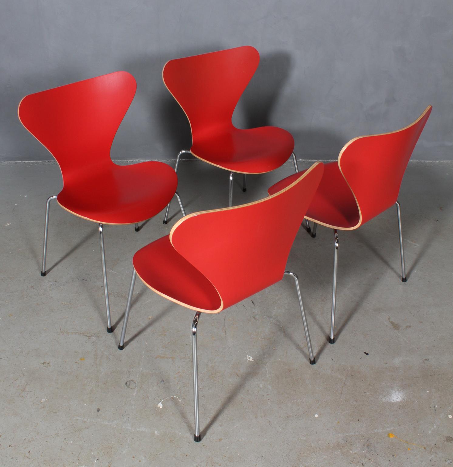 Arne Jacobsen dining chair with red laminate on back and front.

Base of chrome steel tube.

Model 3107 Syveren, made by Fritz Hansen.