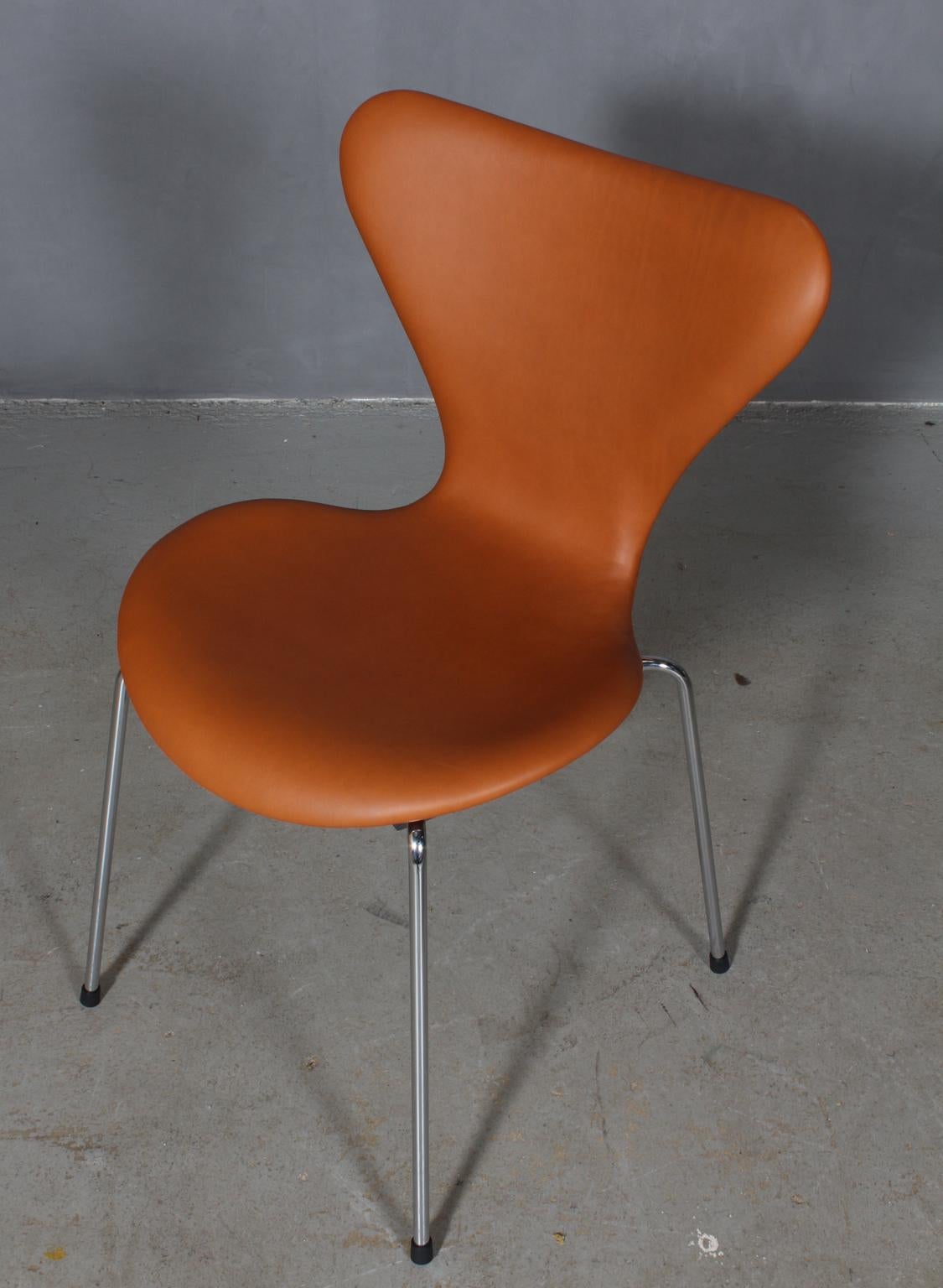 Arne Jacobsen dining chair new upholstered with walnut elegance aniline leather.

Base of chrome steel tube.

Model 3107 Syveren, made by Fritz Hansen.

New shell and base reupholsterd, with certificate.