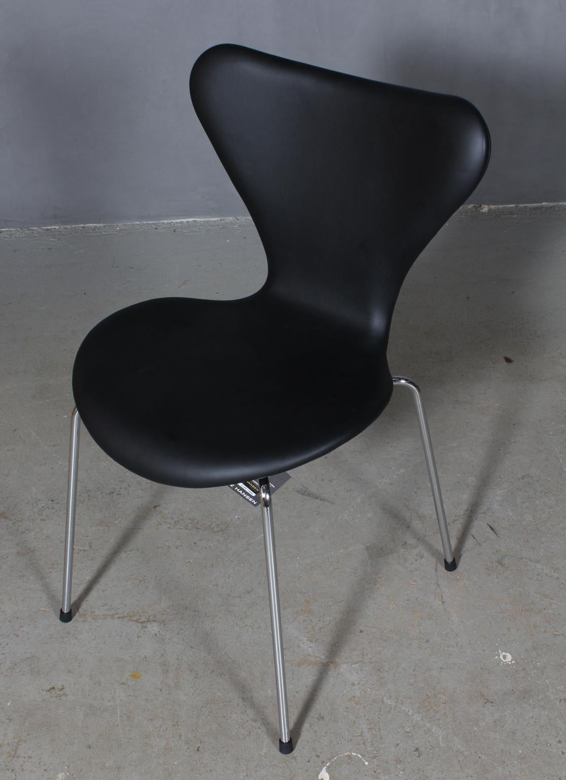Arne Jacobsen dining chair new upholstered with vintage tan aniline leather.

Base of chrome steel tube.

Model 3107 Syveren, made by Fritz Hansen.

New shell and base re-upholstered, with certificate.
