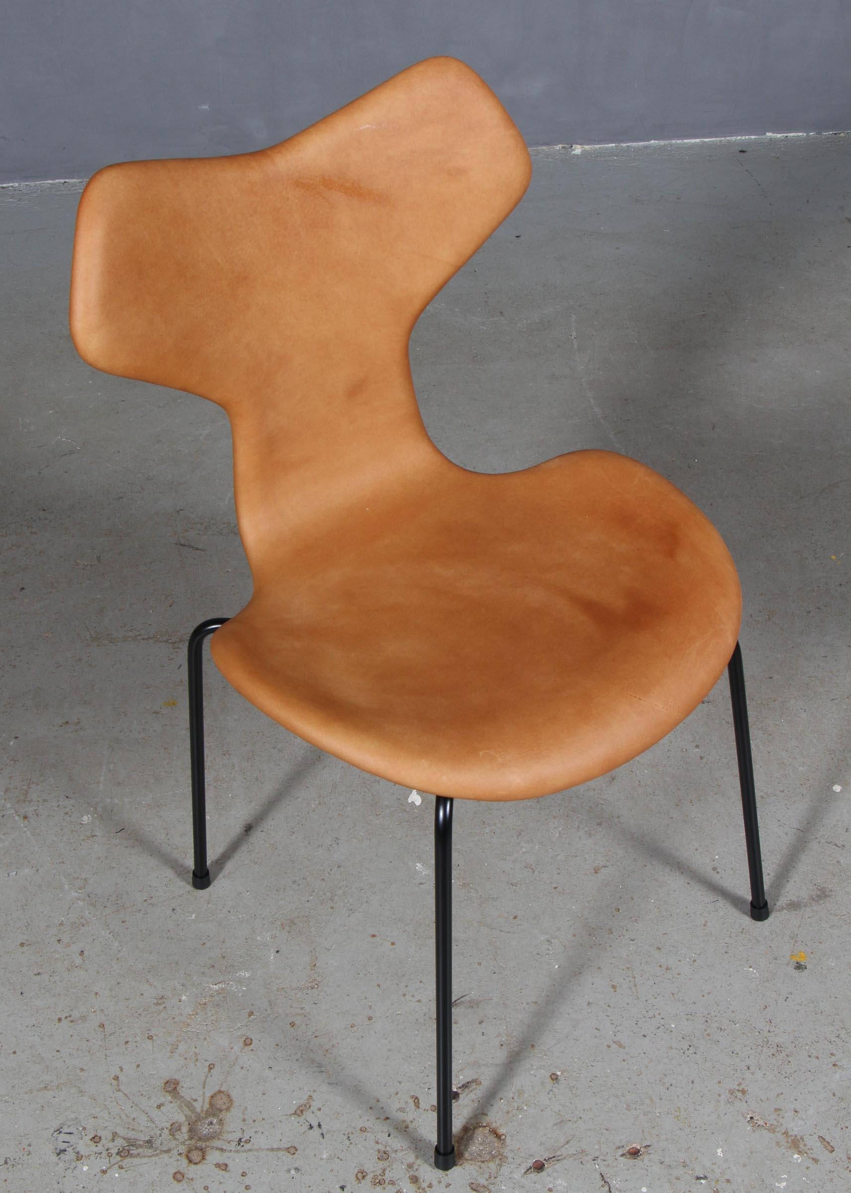 Arne Jacobsen dining chair new upholstered with cognac vintage aniline leather.

Base of powder coated steel.

Model 3130 Grand Prix, made by Fritz Hansen.