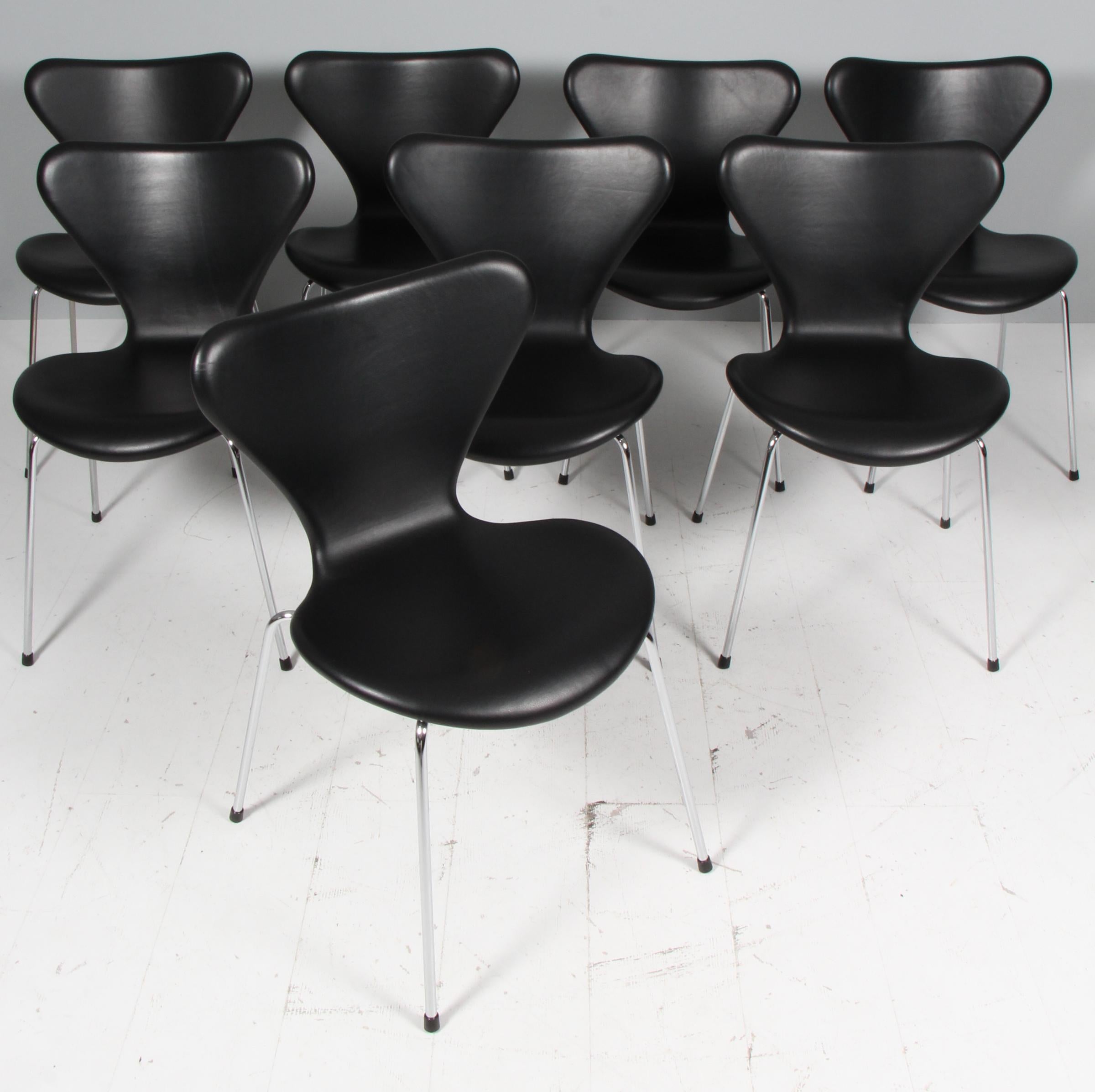 Sedia da pranzo Arne Jacobsen nuova, rivestita in pelle semi-anilina nera.

Base in tubo di acciaio cromato.

Modello 3107 Syveren, prodotto da Fritz Hansen.

Guscio e base nuovi e rivestiti, con certificato.