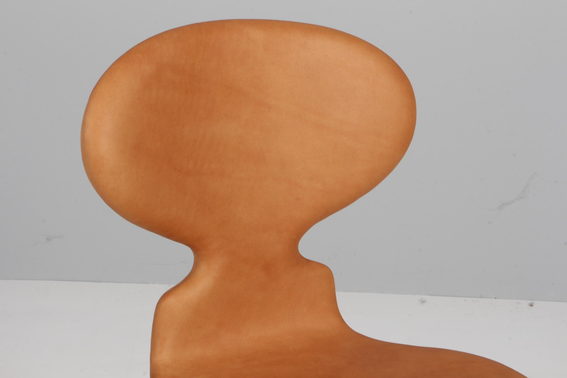 Sedie da pranzo Arne Jacobsen, nuove e rivestite in pelle anilina color cognac. 

Base verniciata a polvere nera. 

Modello 3101 