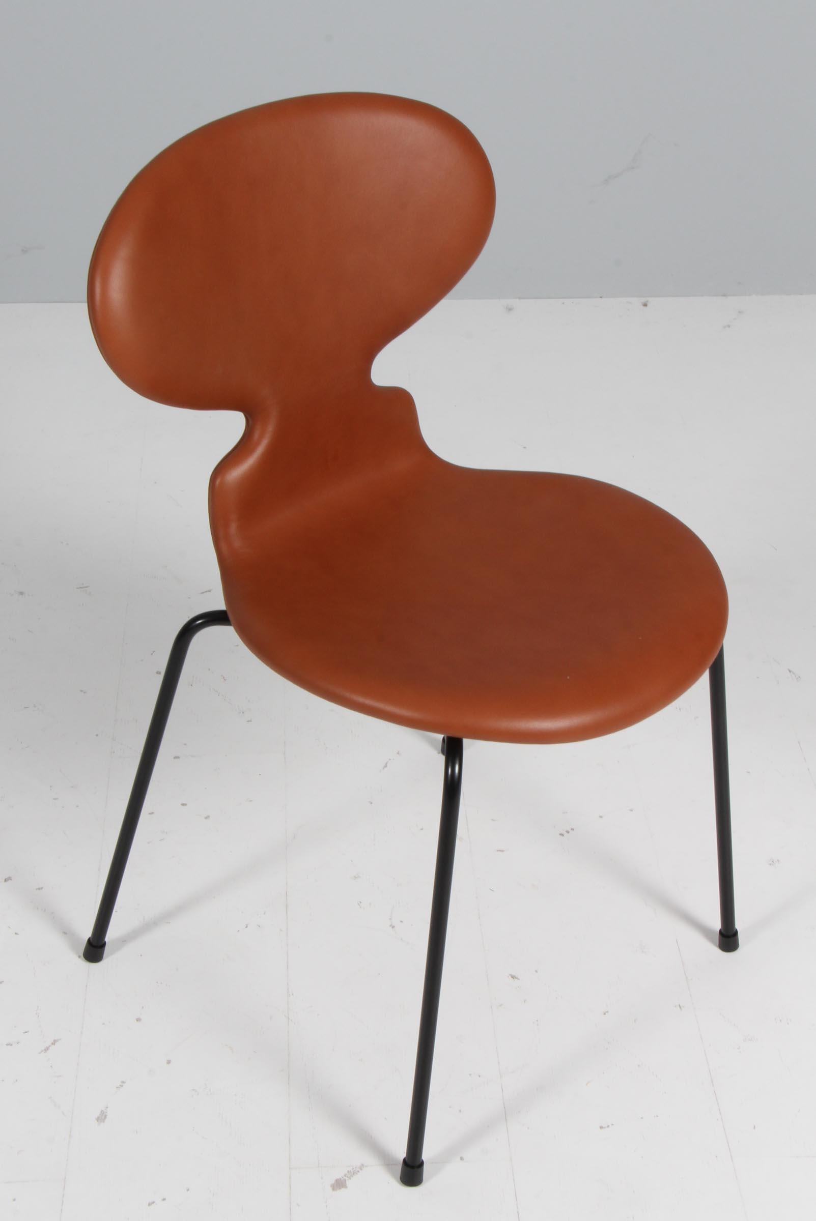 Sedie da pranzo Arne Jacobsen, nuove e rivestite in pelle anilina color cognac. 

Base verniciata a polvere nera. 

Modello 3101 