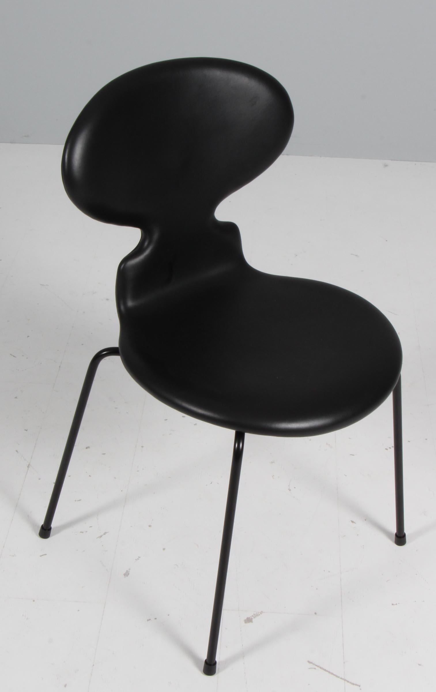 Sedie da pranzo Arne Jacobsen, nuove e rivestite in pelle anilina nera. 

Base verniciata a polvere nera. 

Modello 3101 