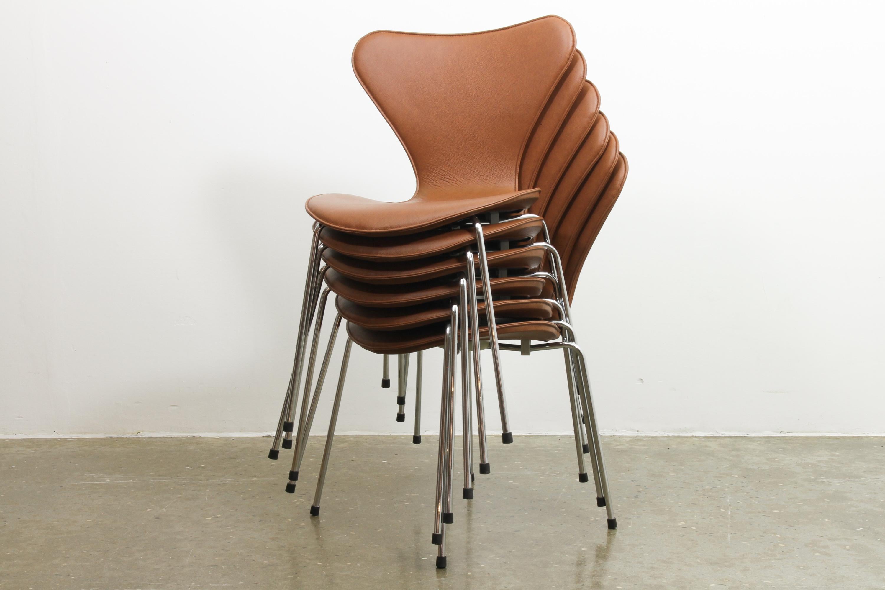 Chaise de salle à manger Arne Jacobsen modèle 3107 en cuir cognac en vente 3