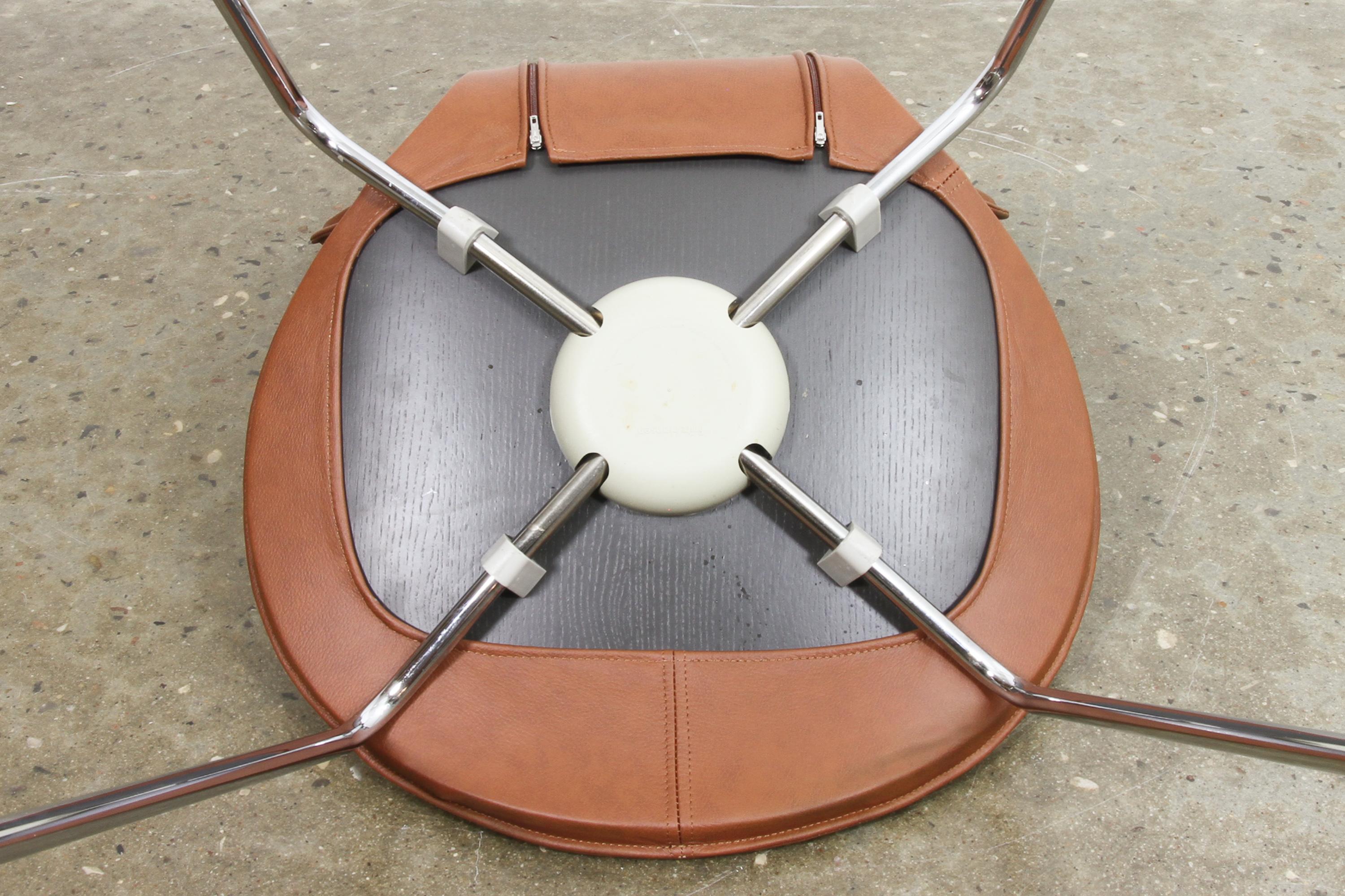 Chaise de salle à manger Arne Jacobsen modèle 3107 en cuir cognac en vente 4