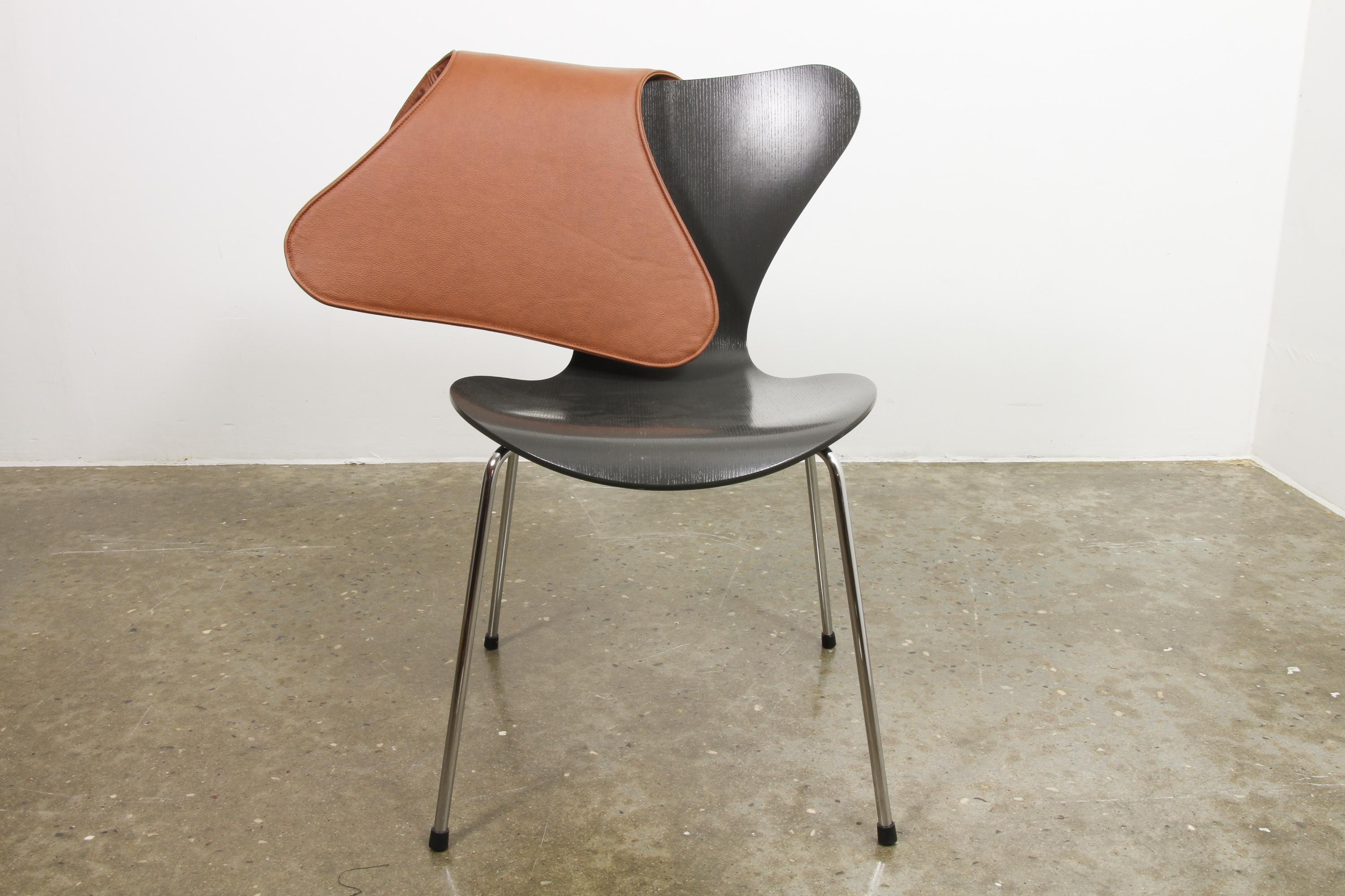 Chaise de salle à manger Arne Jacobsen modèle 3107 en cuir cognac en vente 8