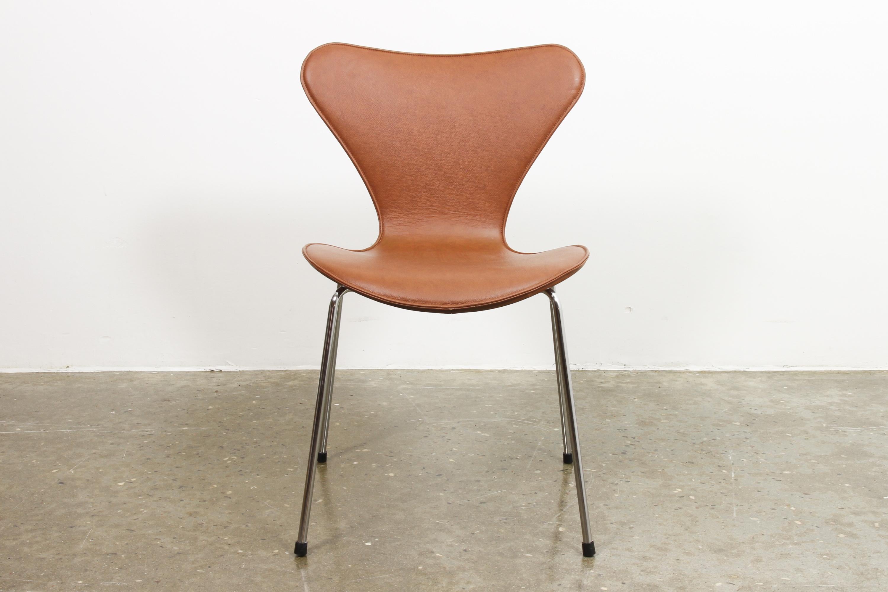 Arne Jacobsen Esszimmerstuhl Modell 3107 cognac Leder.
Modell 3107 auch bekannt als Serie 7, Butterfly Chair oder auf Dänisch Syveren. Einer der berühmtesten und ikonischsten Entwürfe des dänischen Architekten Arne Jacobsen, hergestellt von Fritz