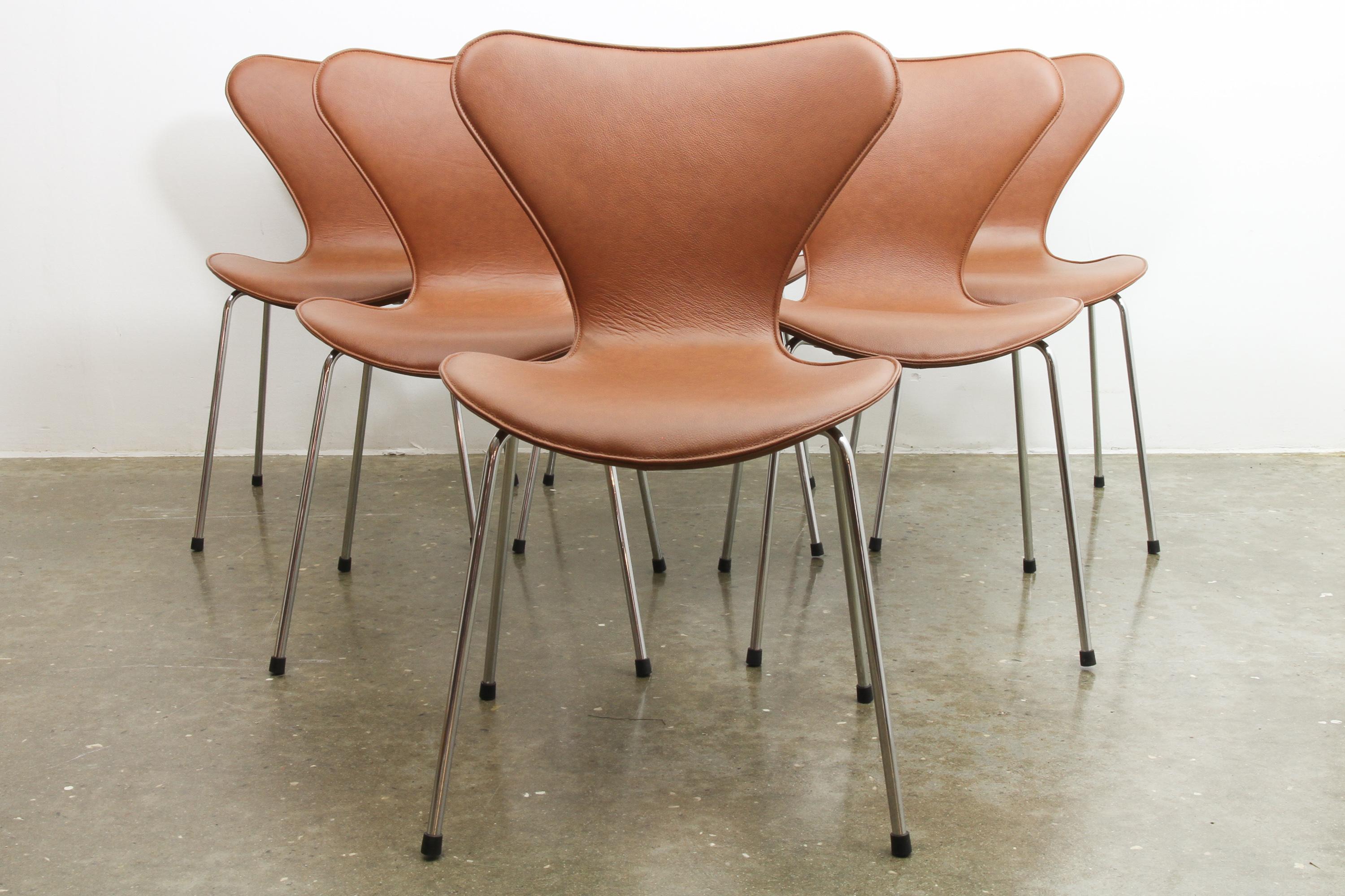 Scandinave moderne Chaise de salle à manger Arne Jacobsen modèle 3107 en cuir cognac en vente