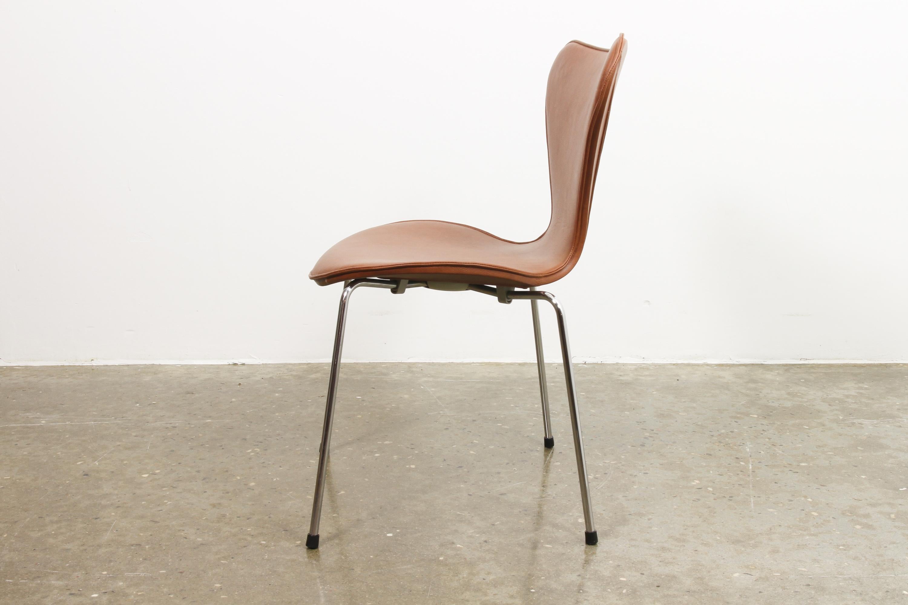 Danois Chaise de salle à manger Arne Jacobsen modèle 3107 en cuir cognac en vente