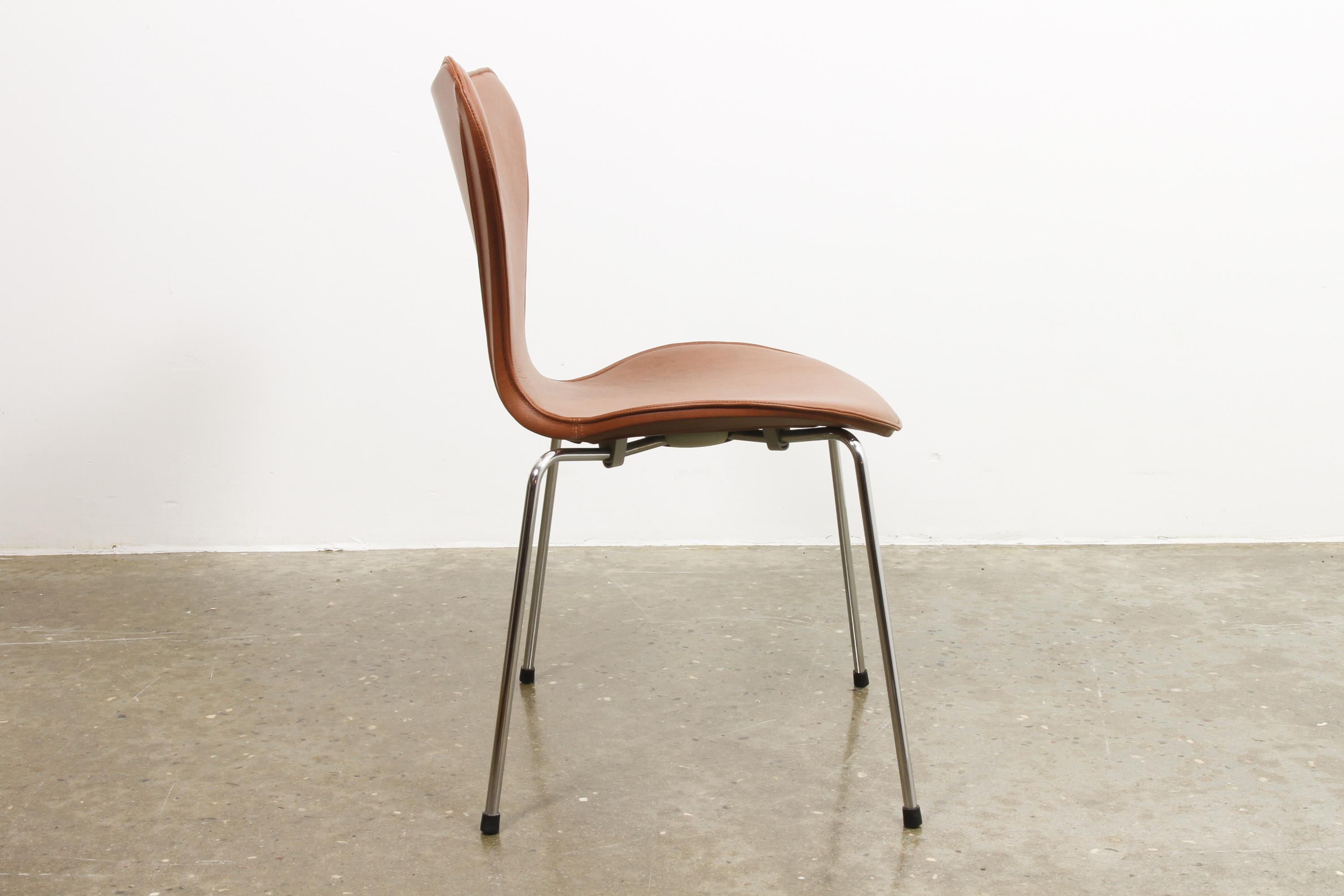 Cuir Chaise de salle à manger Arne Jacobsen modèle 3107 en cuir cognac en vente