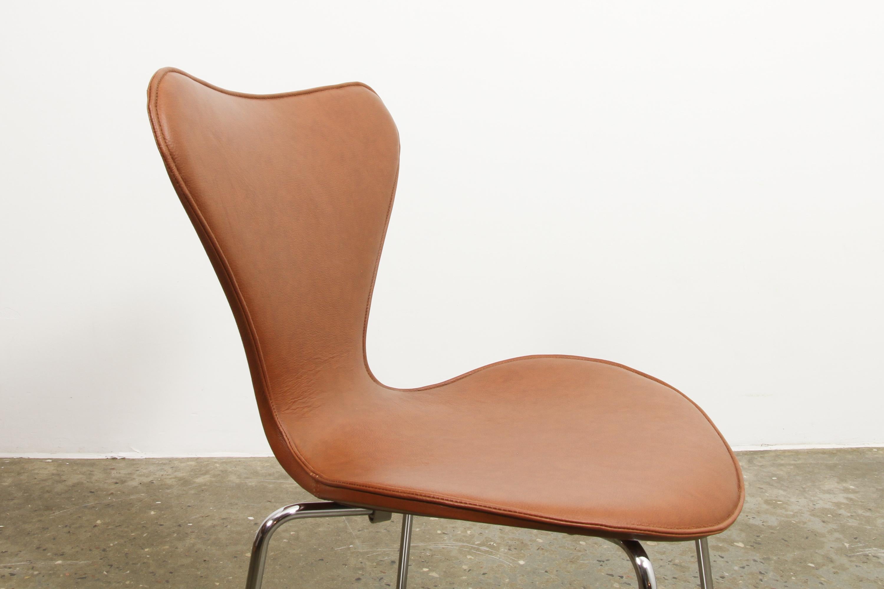 Chaise de salle à manger Arne Jacobsen modèle 3107 en cuir cognac en vente 1