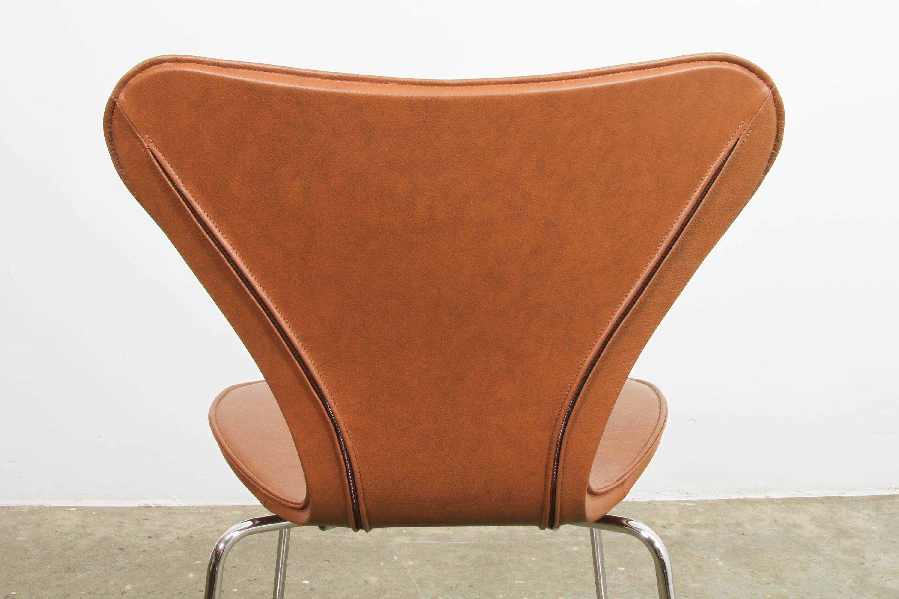 Chaise de salle à manger Arne Jacobsen modèle 3107 en cuir cognac en vente 2