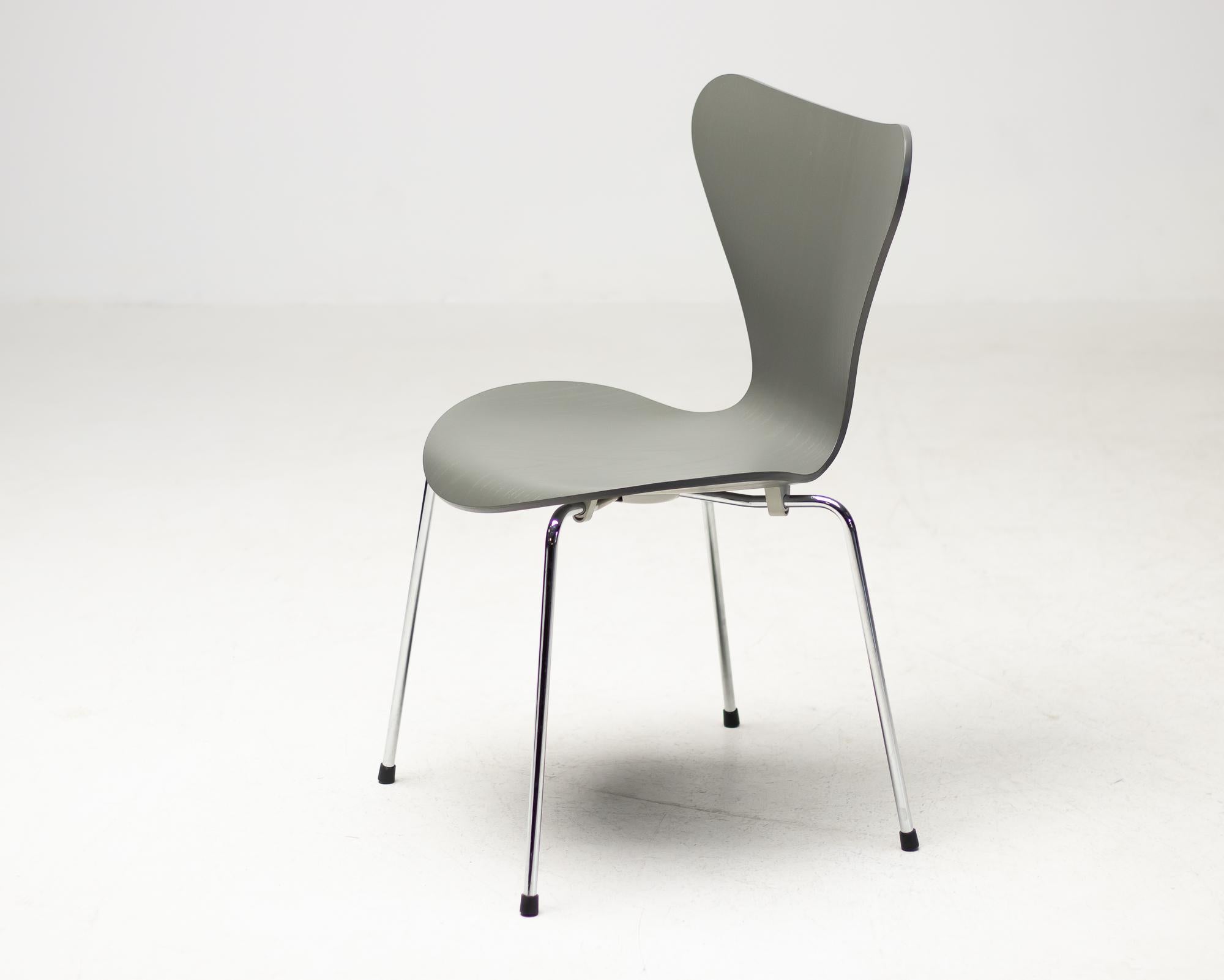 Arne Jacobsen dining chair model 3107 in dark grey.
The model 3107 is also know as series 7, butterfly chair or in Danish Syveren.
One of the iconic designs from Danish architect Arne Jacobsen made by Fritz Hansen.
A true Danish Mid-Century