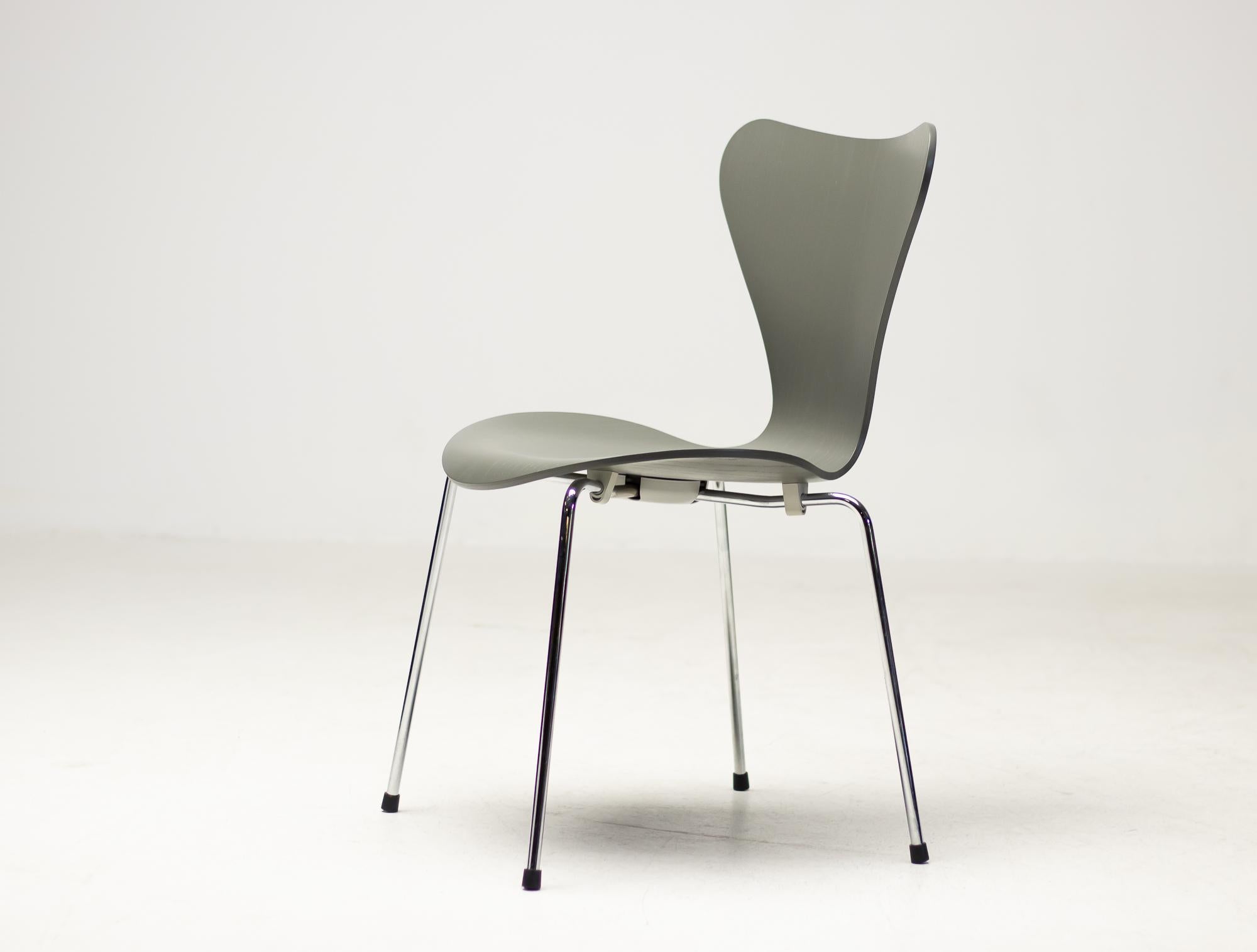 Scandinavian Modern Arne Jacobsen Dining Chair Model 3107