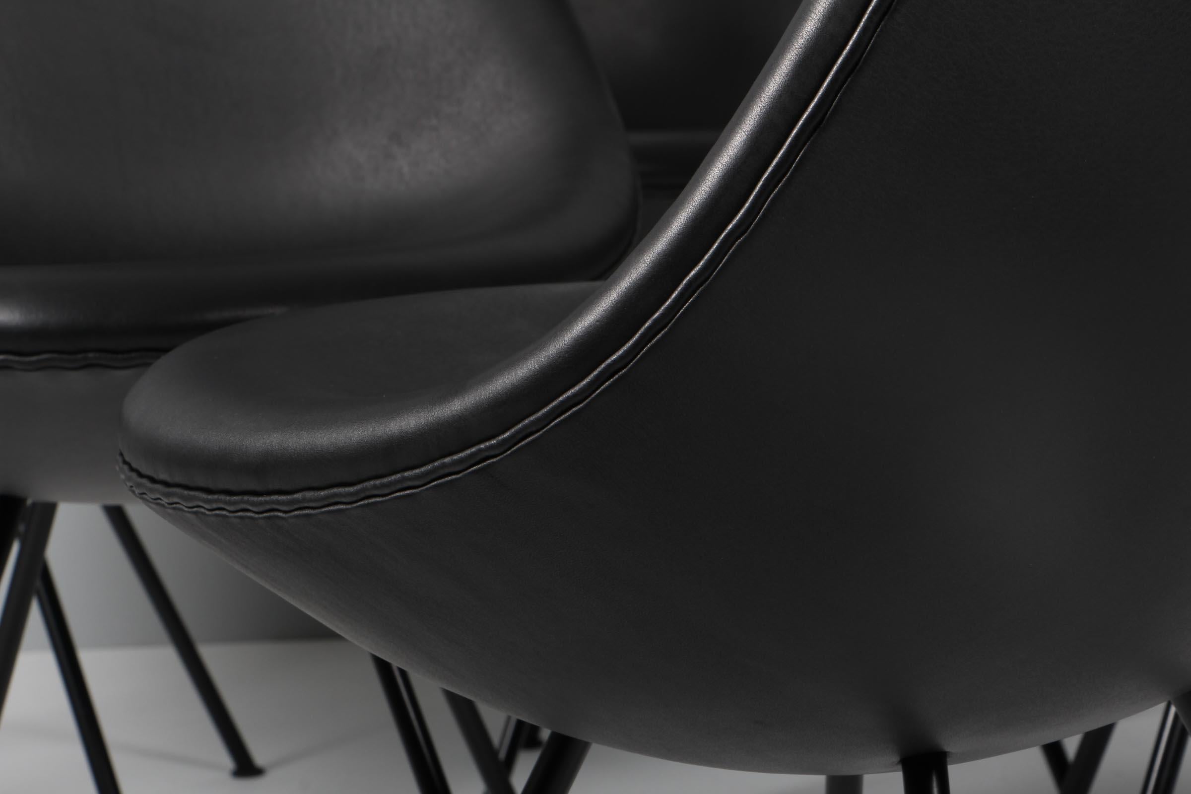 Arne Jacobsen, Dining Chair Model 3110, Drop Chair, Black Aniline Leather en vente 3