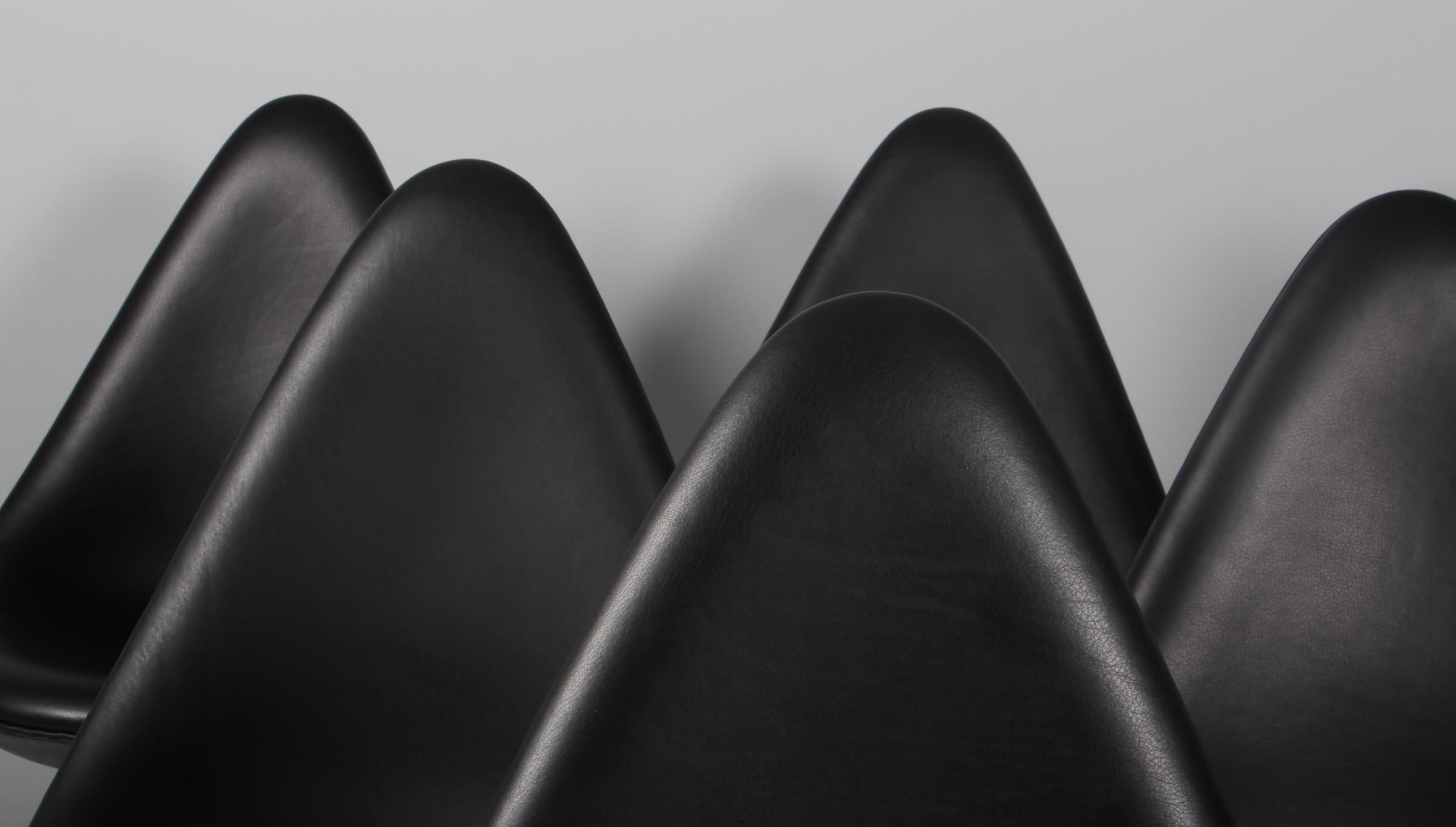 Arne Jacobsen, Esszimmerstuhl Modell 3110, Tropfenstuhl, schwarzes Anilinleder (Skandinavische Moderne) im Angebot