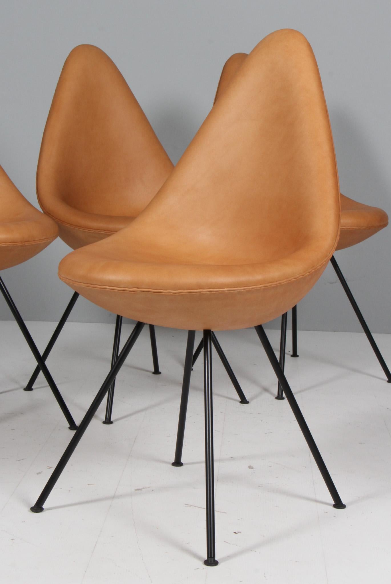Scandinavian Modern Arne Jacobsen, Dining Chair Model 3110, Drop Chair, tan vintage Aniline Leather For Sale