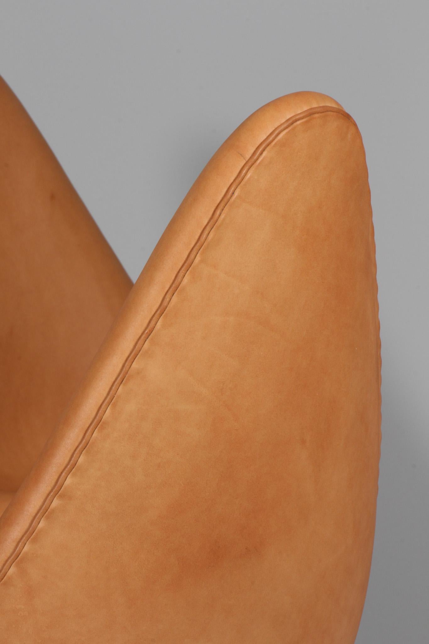 Steel Arne Jacobsen, Dining Chair Model 3110, Drop Chair, tan vintage Aniline Leather For Sale