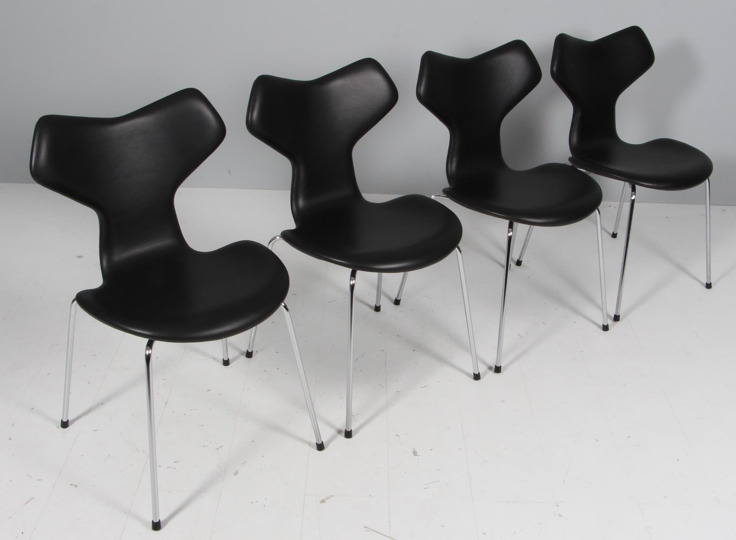 Sedia da pranzo Arne Jacobsen nuova, rivestita in pelle anilina nera.

Base in tubo di acciaio cromato.

Modello 3130 Grand Prix, prodotto da Fritz Hansen.