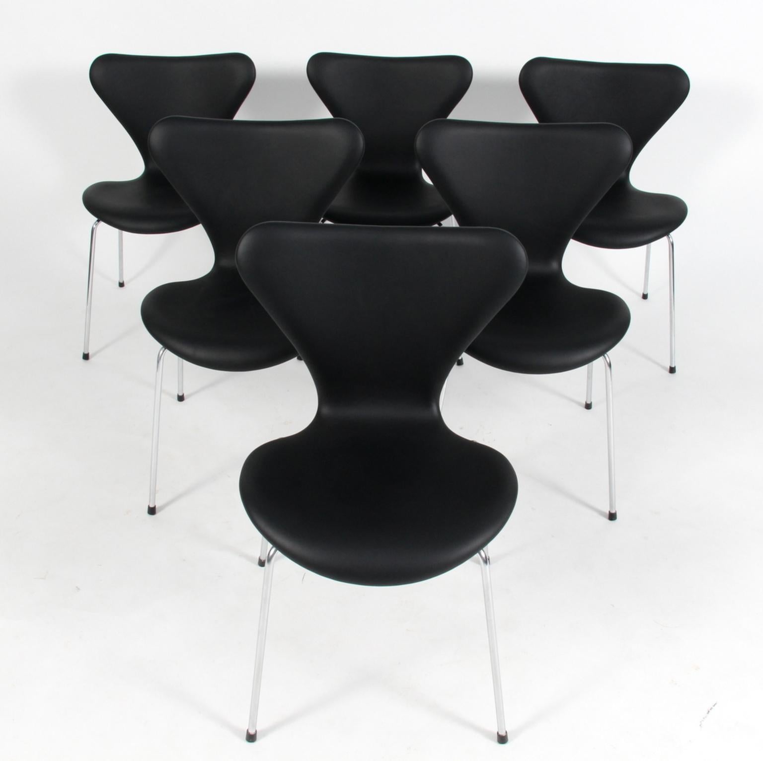 Arne Jacobsen dining chair new upholstered with black aniline leather.

Base of chrome steel tube.

Model 3107 Syveren, made by Fritz Hansen.