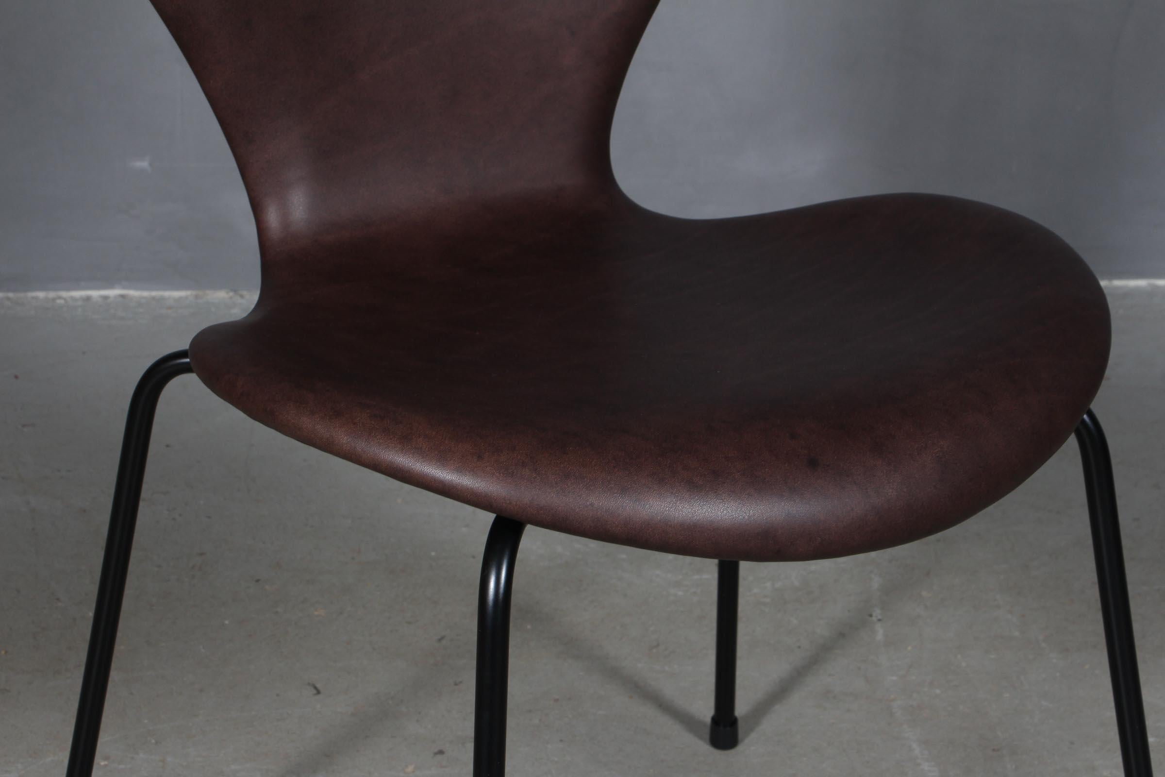 Scandinave moderne Chaise de salle à manger Arne Jacobsen, modèle « Syveren » 3107, cuir Mokka Aniline en vente