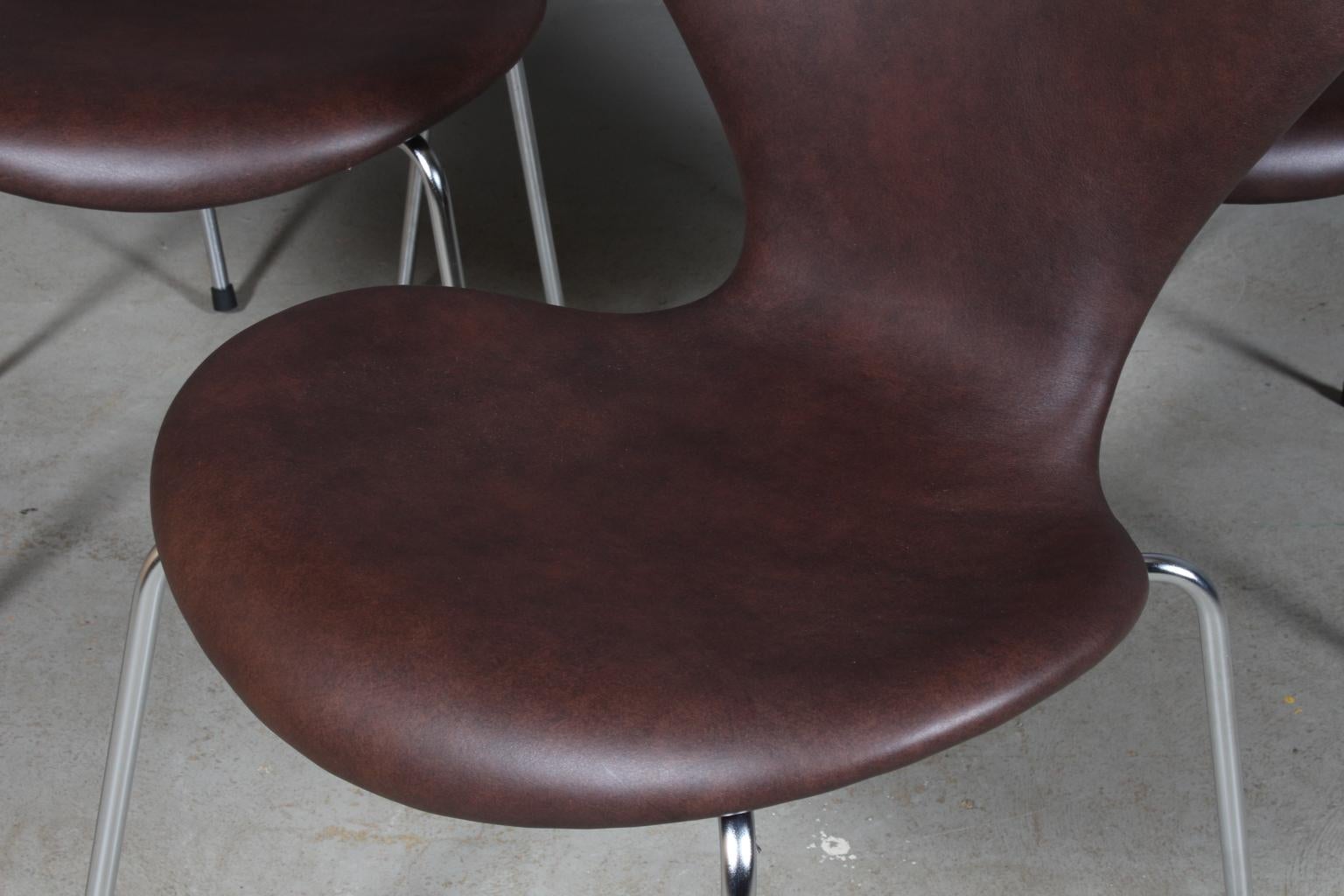 Danois Chaise de salle à manger Arne Jacobsen, modèle « Syveren » 3107, cuir Mokka Aniline en vente