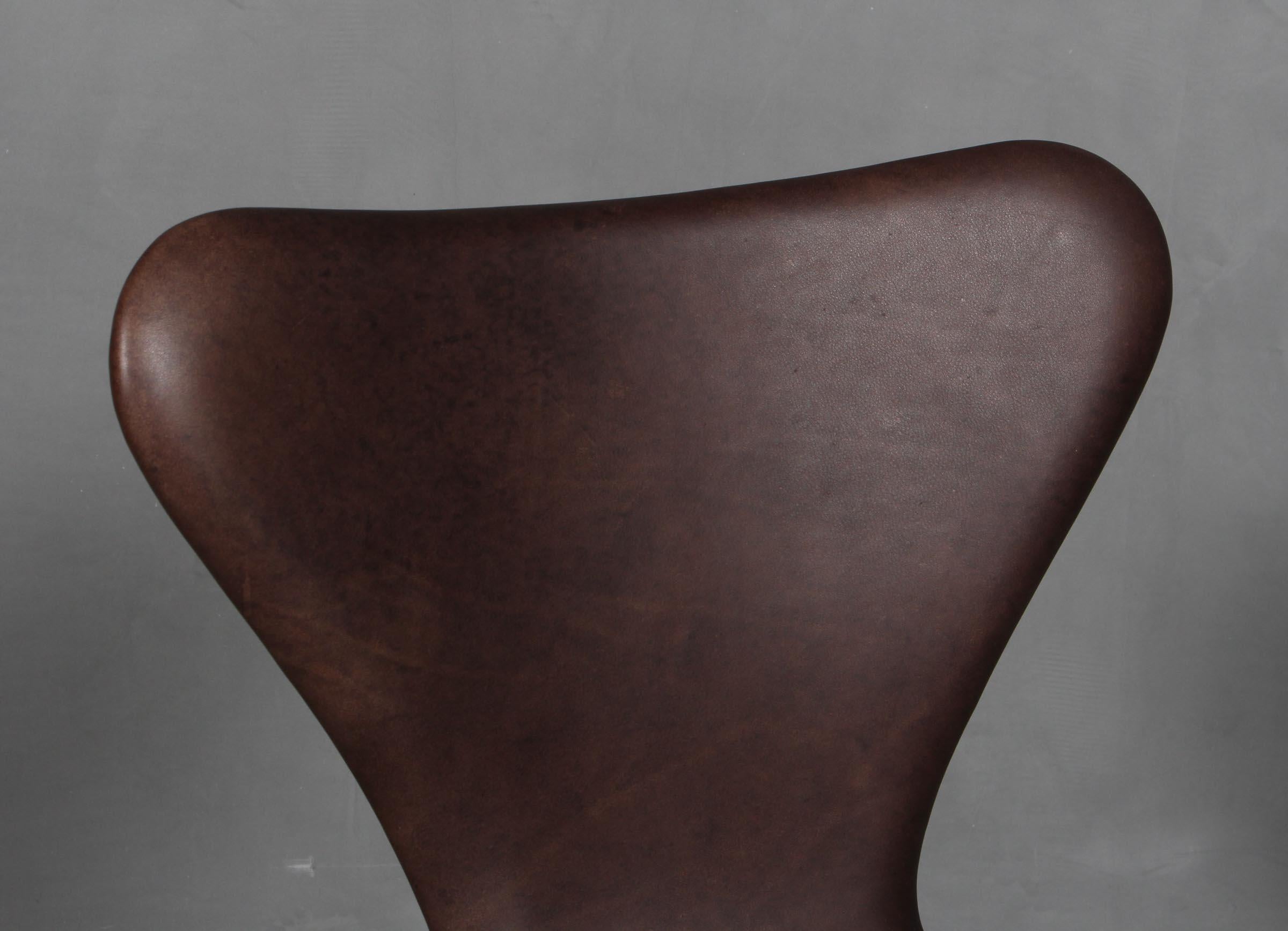 Esszimmerstuhl von Arne Jacobsen, Modell ''Syveren'' 3107, Mokka-Anilinleder (Dänisch) im Angebot