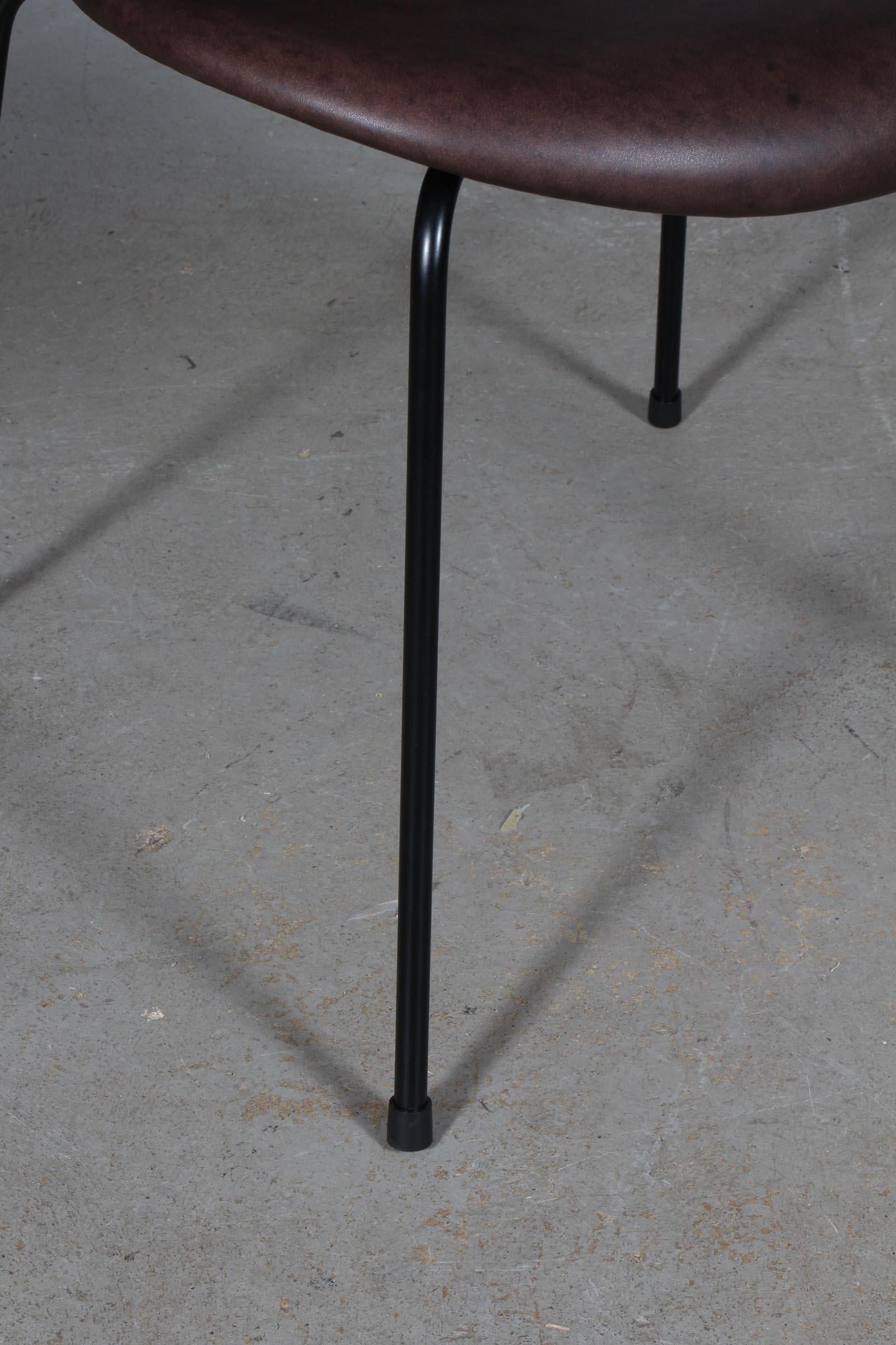 Esszimmerstuhl von Arne Jacobsen, Modell ''Syveren'' 3107, Mokka-Anilinleder im Zustand „Hervorragend“ im Angebot in Esbjerg, DK