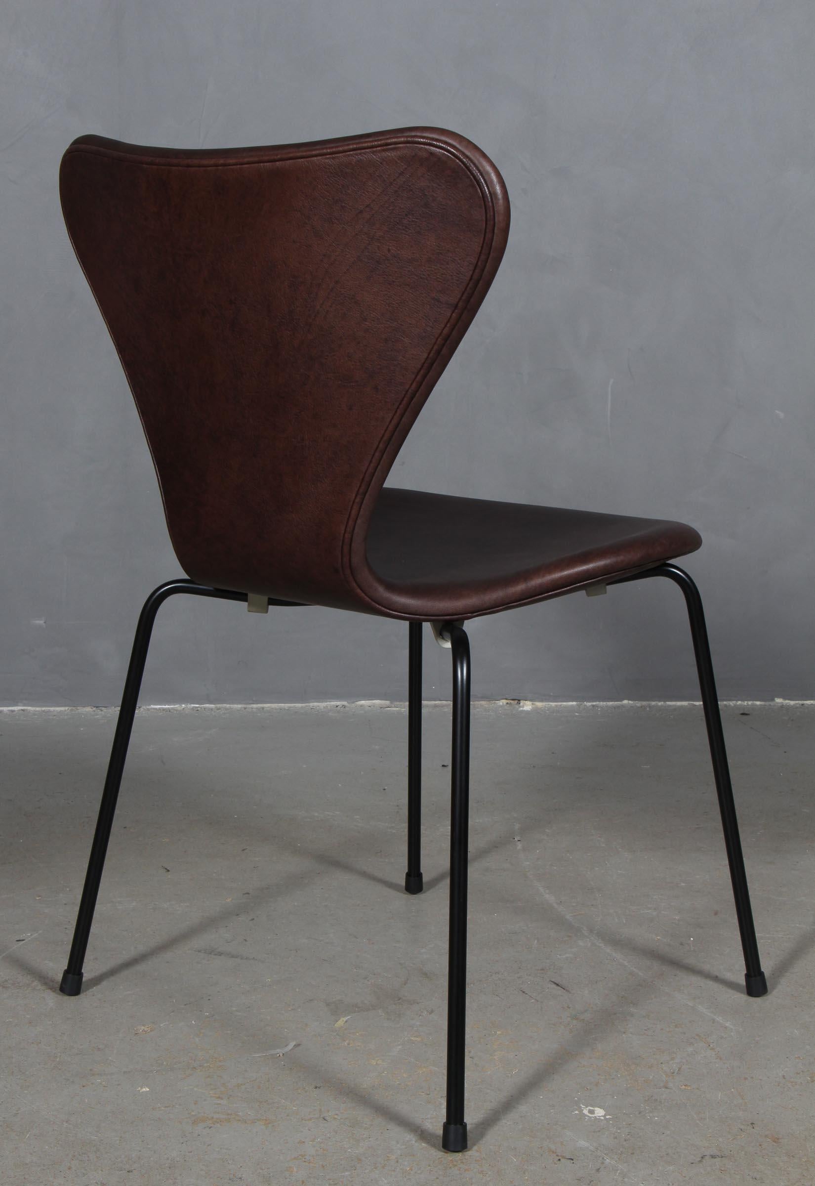 Milieu du XXe siècle Chaise de salle à manger Arne Jacobsen, modèle « Syveren » 3107, cuir Mokka Aniline en vente