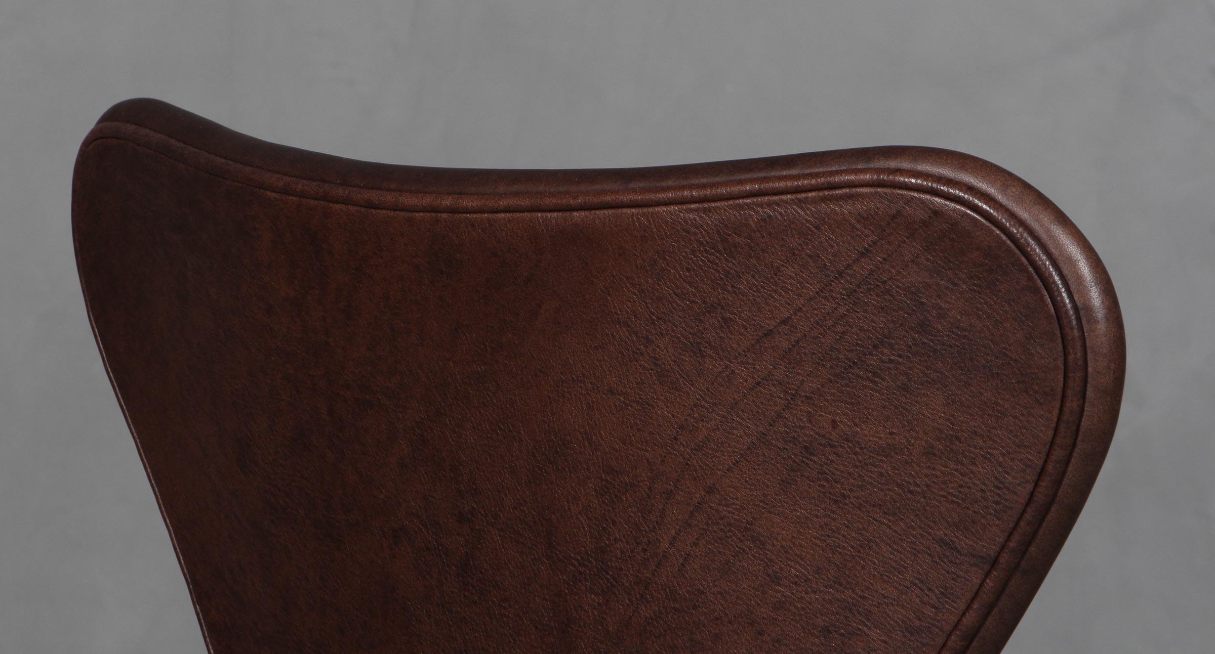 Cuir Chaise de salle à manger Arne Jacobsen, modèle « Syveren » 3107, cuir Mokka Aniline en vente