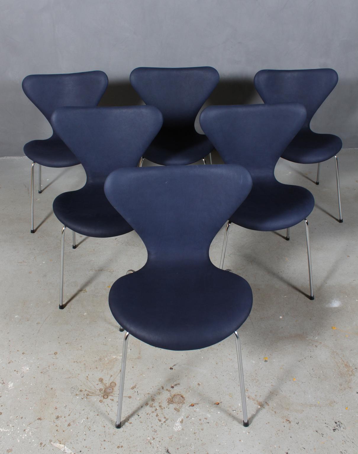 Arne Jacobsen dining chair new upholstered with nubuck aniline leather.

Base of chrome steel tube.

Model 3107 Syveren, made by Fritz Hansen.