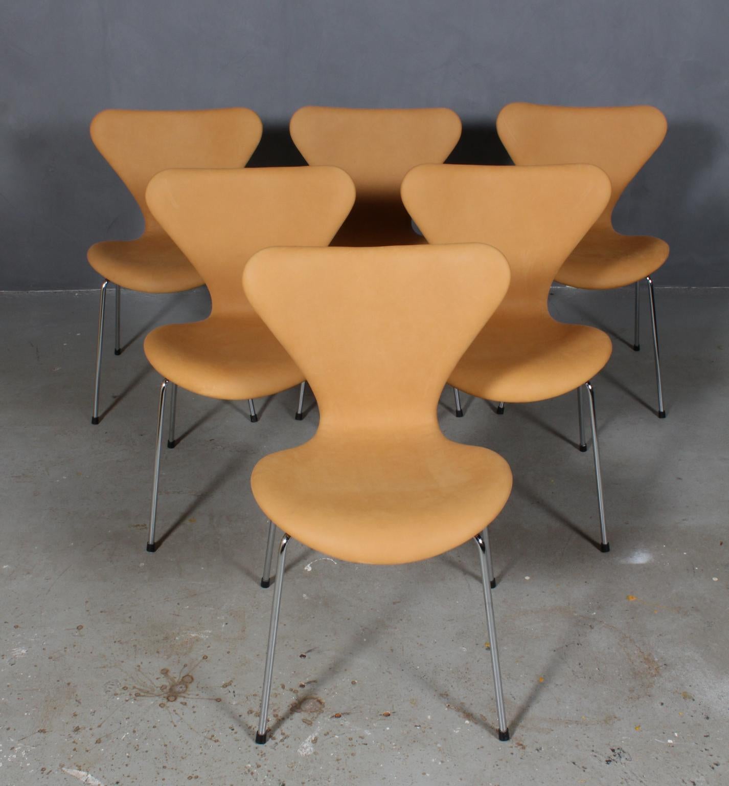 Arne Jacobsen dining chair new upholstered with nubuck aniline leather.

Base of chrome steel tube.

Model 3107 Syveren, made by Fritz Hansen.