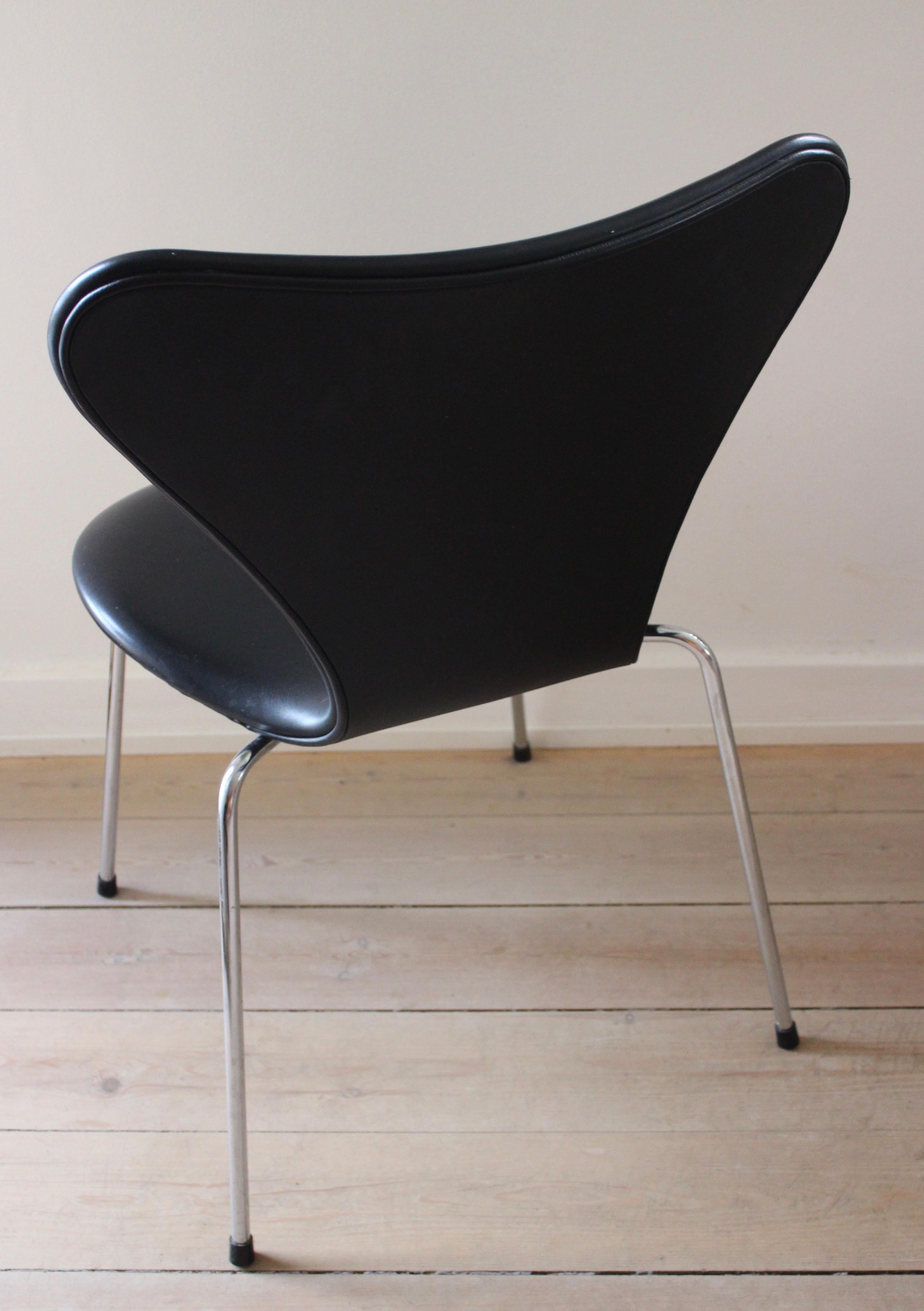 Sold in sets of 2, 4, 6 or 8 (priced pr. item)
The chairs is newly renovated in black leather and with extra height on the legs (dining chair)
Series 7, Arne Jacobsen's classic design from 1955 has many names. The Danish designer and architect