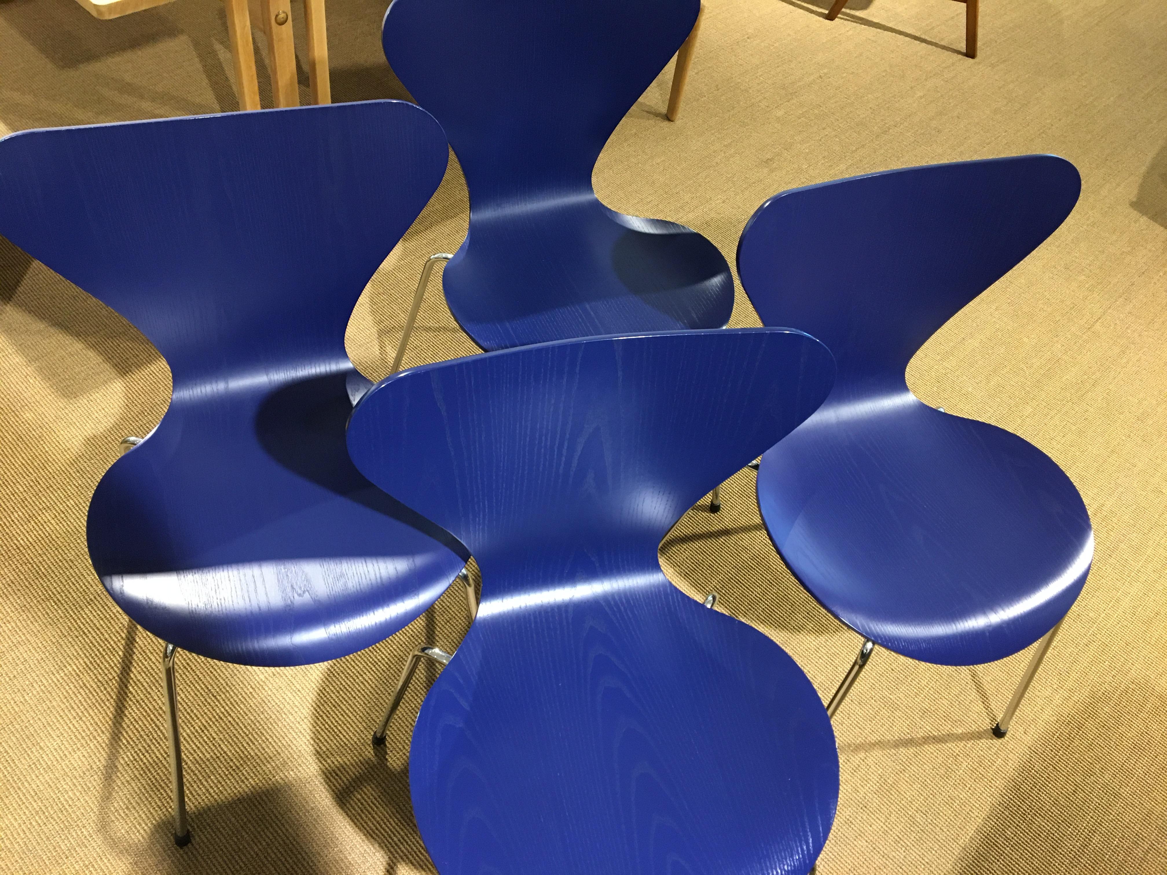 Dining chairs AJ 3107 in dark blue laser varnish. Designed by Arne Jacobsen produced since 1955.
4 pieces. Arne Jacobsen has to rely on lasered wood with year-round coverage.
Painted in dark blue no. 785.
Syver stolens skal er lavet af ni lag