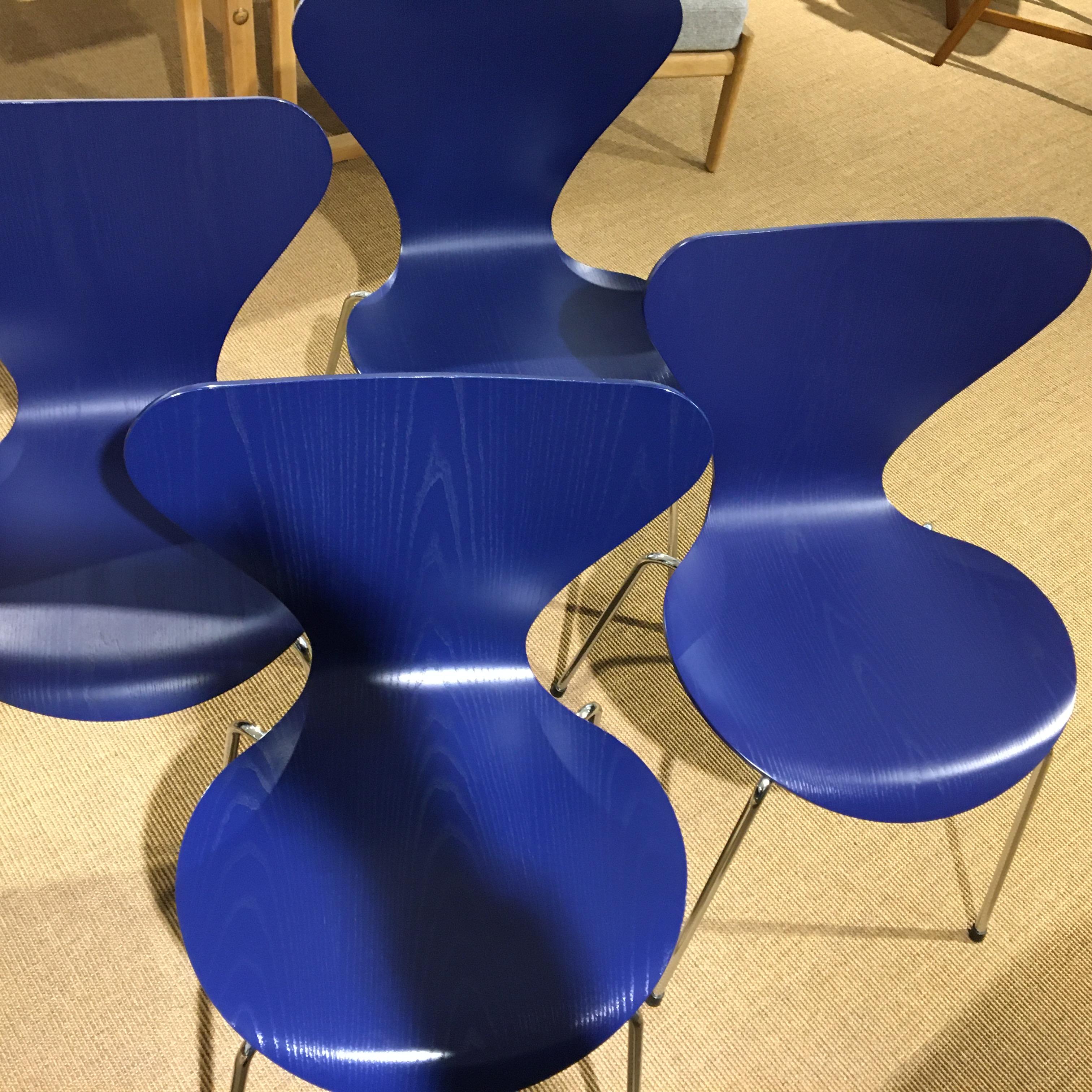 Arne Jacobsen Dining Chairs 4 Pcs, Aj 3107 in Blue In Good Condition In Odense, Denmark