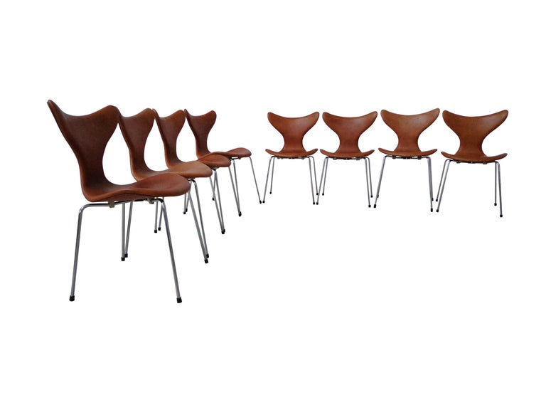 Arne Jacobsen Dining Chairs Cognac Leather Model Lily 1970s Fritz Hansen Denmark In Good Condition For Sale In WIJCKEL, NL