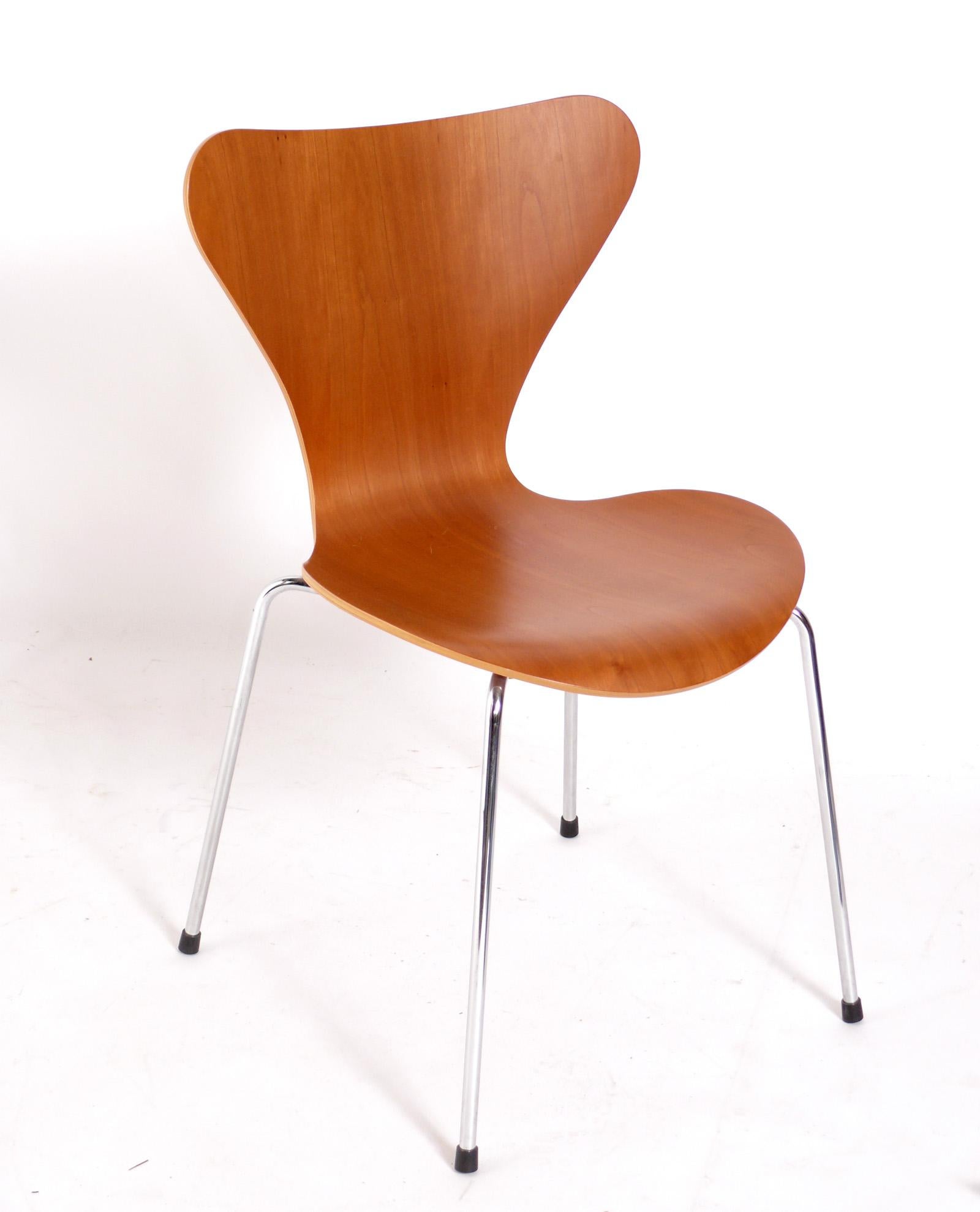 Satz von vier Esszimmerstühlen der Serie Curvaceous 7, entworfen von Arne Jacobsen für Fritz Hansen und vertrieben von Knoll, signiert und datiert, um 2000. Sie sind in Kirsche ausgeführt (haben aber nicht viele Rottöne) und behalten ihre warme,