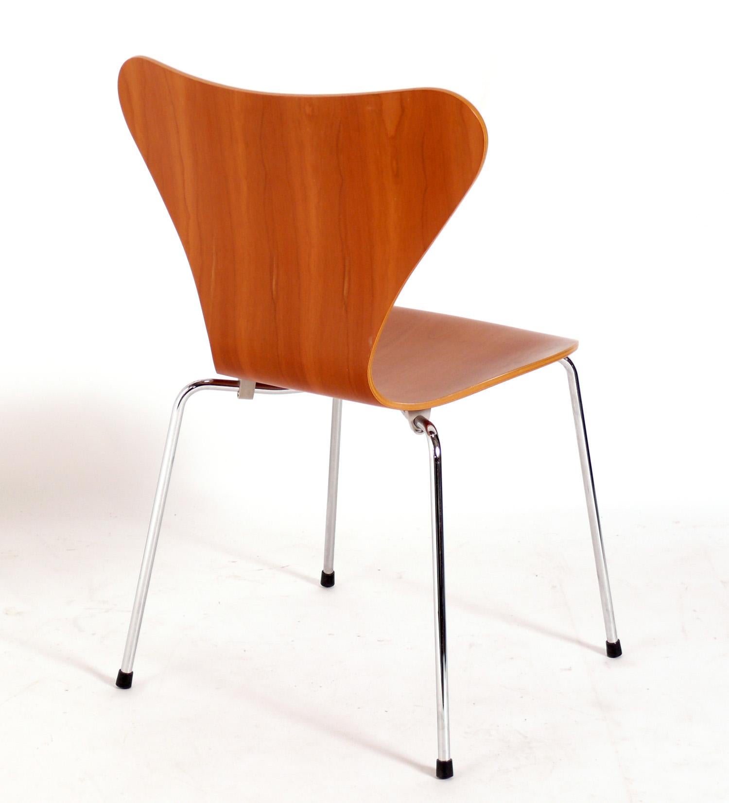 Danois Ensemble de quatre chaises de salle à manger Arne Jacobsen par Fritz Hansen en vente