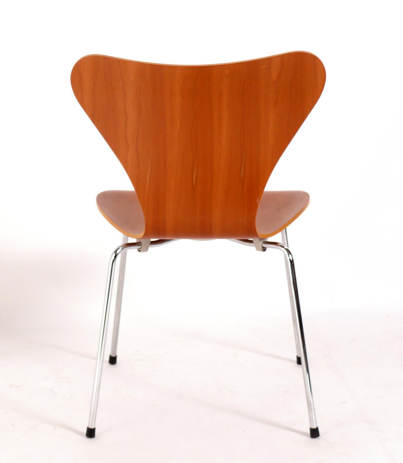 Arne Jacobsen Dining Chairs Set of Four by Fritz Hansen In Good Condition For Sale In Atlanta, GA