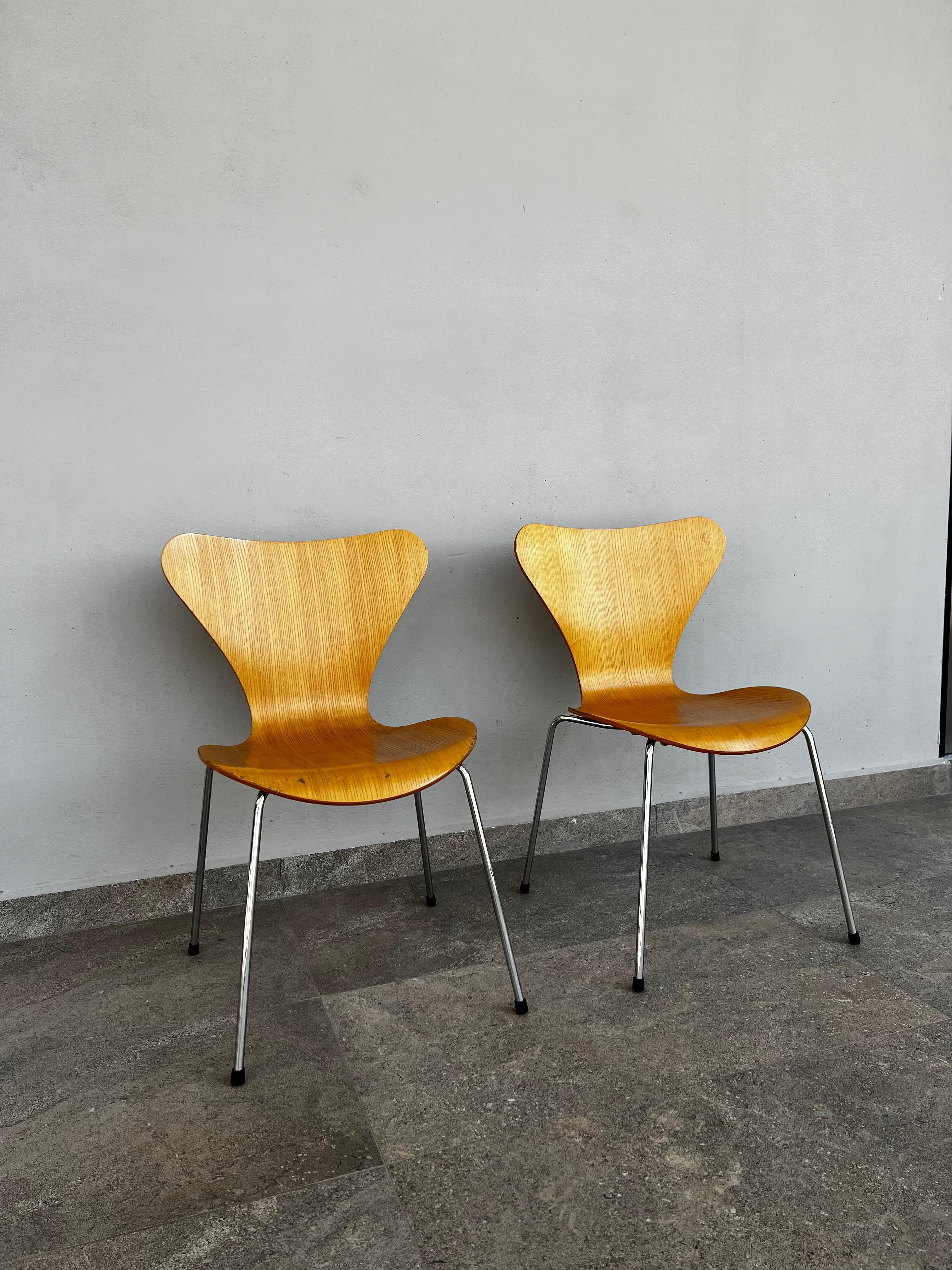 La coppia di sedie Modello 3107, o Serie 7, mette in mostra la sobrietà e l'interazione tra forma e funzionalità tipiche di Arne Jacobsen (1902-71).
  